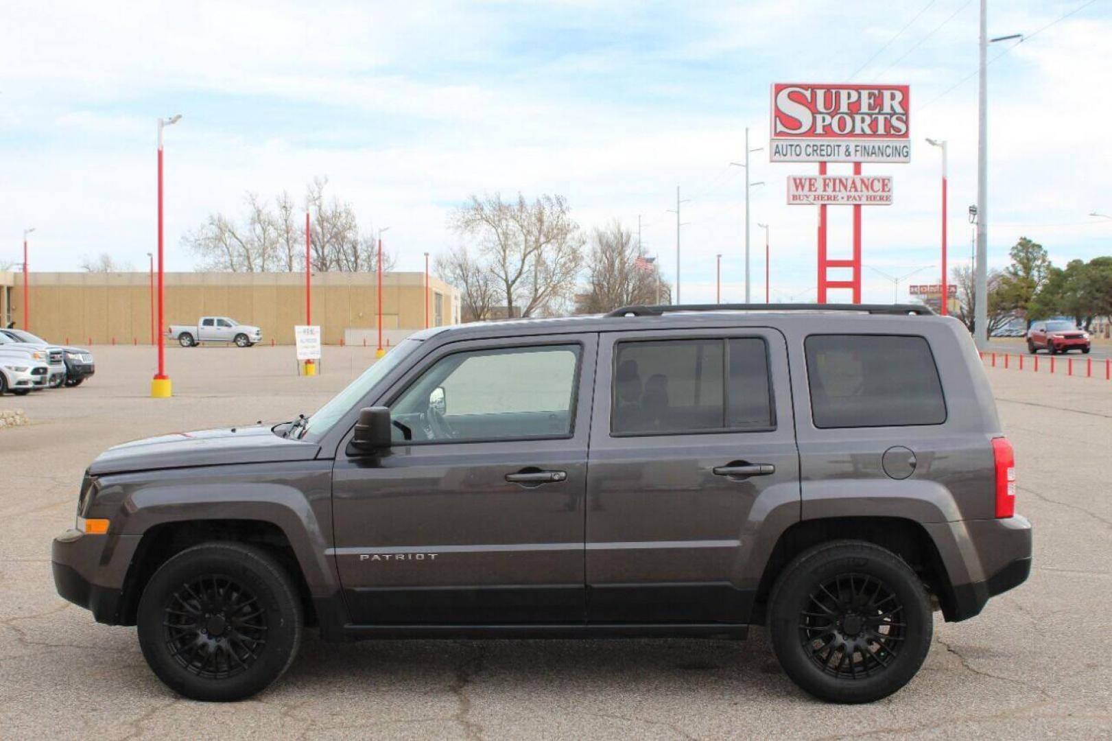 2017 Gray Jeep Patriot Sport 2WD (1C4NJPBA6HD) with an 2.0L L4 DOHC 16V engine, Automatic 6-Speed transmission, located at 4301 NW 39th , Oklahoma City, OK, 73112, (405) 949-5600, 35.512135, -97.598671 - NO DRIVERS LICENCE NO-FULL COVERAGE INSURANCE-NO CREDIT CHECK. COME ON OVER TO SUPERSPORTS AND TAKE A LOOK AND TEST DRIVE. PLEASE GIVE US A CALL AT (405) 949-5600. NO LICENSIA DE MANEJAR- NO SEGURO DE COBERTURA TOTAL- NO VERIFICACCION DE CREDITO. POR FAVOR VENGAN A SUPERSPORTS, ECHE UN - Photo#5