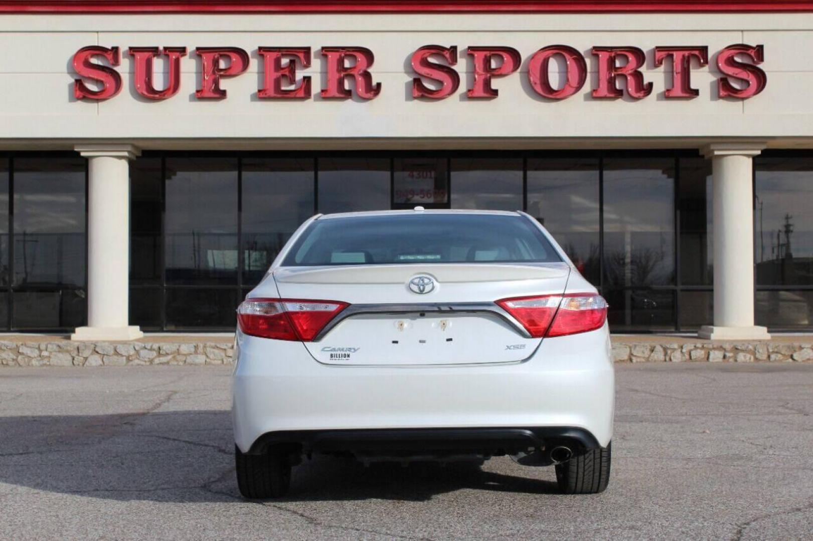 2015 White Toyota Camry SE (4T1BF1FK3FU) with an 2.5L L4 DOHC 16V engine, 6-Speed Automatic transmission, located at 4301 NW 39th , Oklahoma City, OK, 73112, (405) 949-5600, 35.512135, -97.598671 - NO DRIVERS LICENCE NO-FULL COVERAGE INSURANCE-NO CREDIT CHECK. COME ON OVER TO SUPERSPORTS AND TAKE A LOOK AND TEST DRIVE. PLEASE GIVE US A CALL AT (405) 949-5600. NO LICENSIA DE MANEJAR- NO SEGURO DE COBERTURA TOTAL- NO VERIFICACCION DE CREDITO. POR FAVOR VENGAN A SUPERSPORTS, ECHE UN - Photo#2