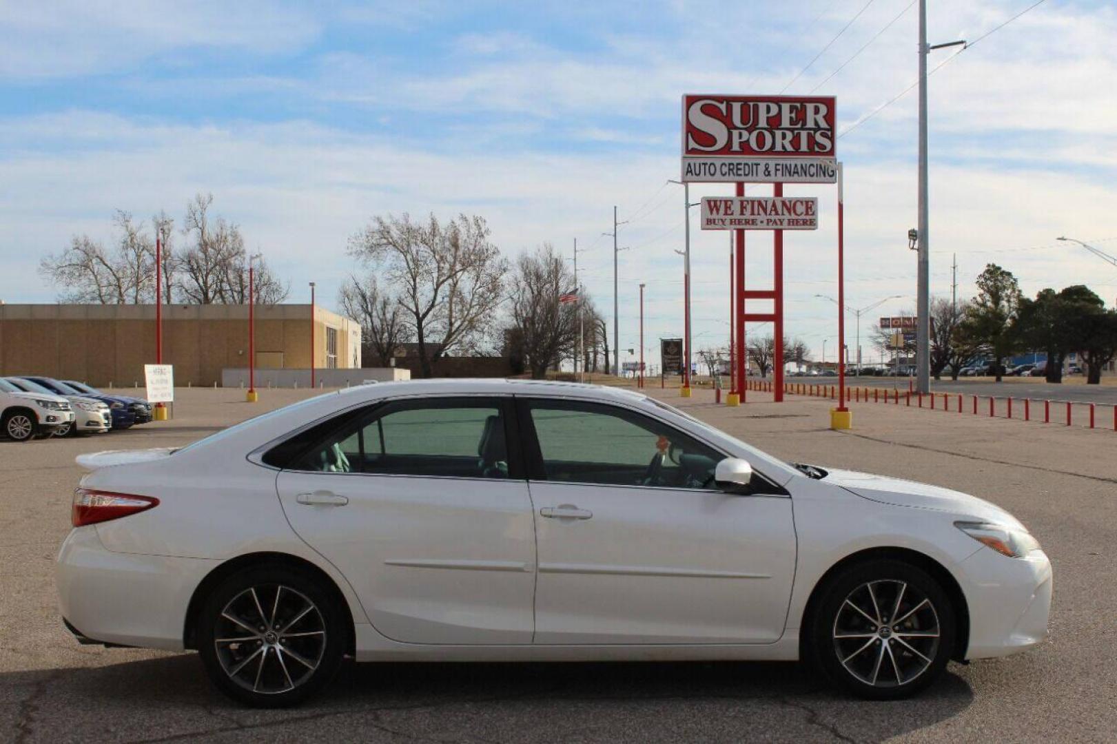 2015 White Toyota Camry SE (4T1BF1FK3FU) with an 2.5L L4 DOHC 16V engine, 6-Speed Automatic transmission, located at 4301 NW 39th , Oklahoma City, OK, 73112, (405) 949-5600, 35.512135, -97.598671 - NO DRIVERS LICENCE NO-FULL COVERAGE INSURANCE-NO CREDIT CHECK. COME ON OVER TO SUPERSPORTS AND TAKE A LOOK AND TEST DRIVE. PLEASE GIVE US A CALL AT (405) 949-5600. NO LICENSIA DE MANEJAR- NO SEGURO DE COBERTURA TOTAL- NO VERIFICACCION DE CREDITO. POR FAVOR VENGAN A SUPERSPORTS, ECHE UN - Photo#4