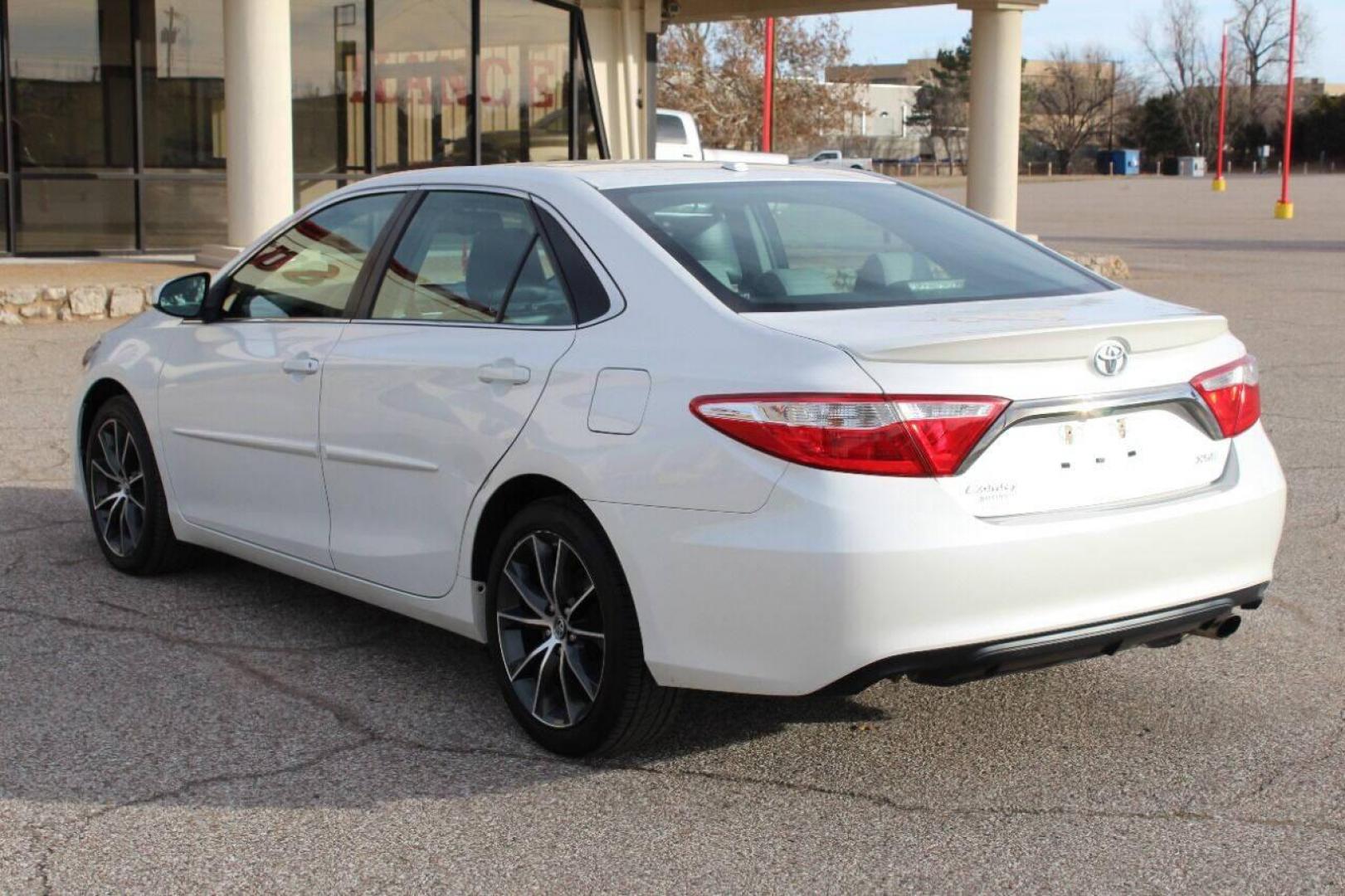 2015 White Toyota Camry SE (4T1BF1FK3FU) with an 2.5L L4 DOHC 16V engine, 6-Speed Automatic transmission, located at 4301 NW 39th , Oklahoma City, OK, 73112, (405) 949-5600, 35.512135, -97.598671 - NO DRIVERS LICENCE NO-FULL COVERAGE INSURANCE-NO CREDIT CHECK. COME ON OVER TO SUPERSPORTS AND TAKE A LOOK AND TEST DRIVE. PLEASE GIVE US A CALL AT (405) 949-5600. NO LICENSIA DE MANEJAR- NO SEGURO DE COBERTURA TOTAL- NO VERIFICACCION DE CREDITO. POR FAVOR VENGAN A SUPERSPORTS, ECHE UN - Photo#8