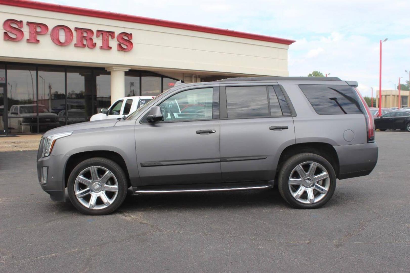 2017 Pewter Cadillac Escalade Luxury 4WD (1GYS4BKJ7HR) with an 6.2L V8 OHV 16V FFV engine, 8A transmission, located at 4301 NW 39th , Oklahoma City, OK, 73112, (405) 949-5600, 35.512135, -97.598671 - NO DRIVERS LICENCE NO-FULL COVERAGE INSURANCE-NO CREDIT CHECK. COME ON OVER TO SUPERSPORTS AND TAKE A LOOK AND TEST DRIVE. PLEASE GIVE US A CALL AT (405) 949-5600. NO LICENSIA DE MANEJAR- NO SEGURO DE COBERTURA TOTAL- NO VERIFICACCION DE CREDITO. POR FAVOR VENGAN A SUPERSPORTS, ECHE UN - Photo#5