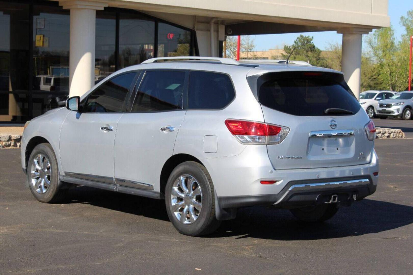 2013 Silver Nissan Pathfinder LE 2WD (5N1AR2MN4DC) with an 3.5L V6 DOHC 24V engine, Continuously Variable Transmission transmission, located at 4301 NW 39th , Oklahoma City, OK, 73112, (405) 949-5600, 35.512135, -97.598671 - NO DRIVERS LICENCE NO-FULL COVERAGE INSURANCE-NO CREDIT CHECK. COME ON OVER TO SUPERSPORTS AND TAKE A LOOK AND TEST DRIVE PLEASE GIVE US A CALL AT (405) 949-5600. NO LICENSIA DE MANEJAR- NO SEGURO DE COBERTURA TOTAL- NO VERIFICACCION DE CREDITO. POR FAVOR VENGAN A SUPERSPORTS, ECHE UN V - Photo#4