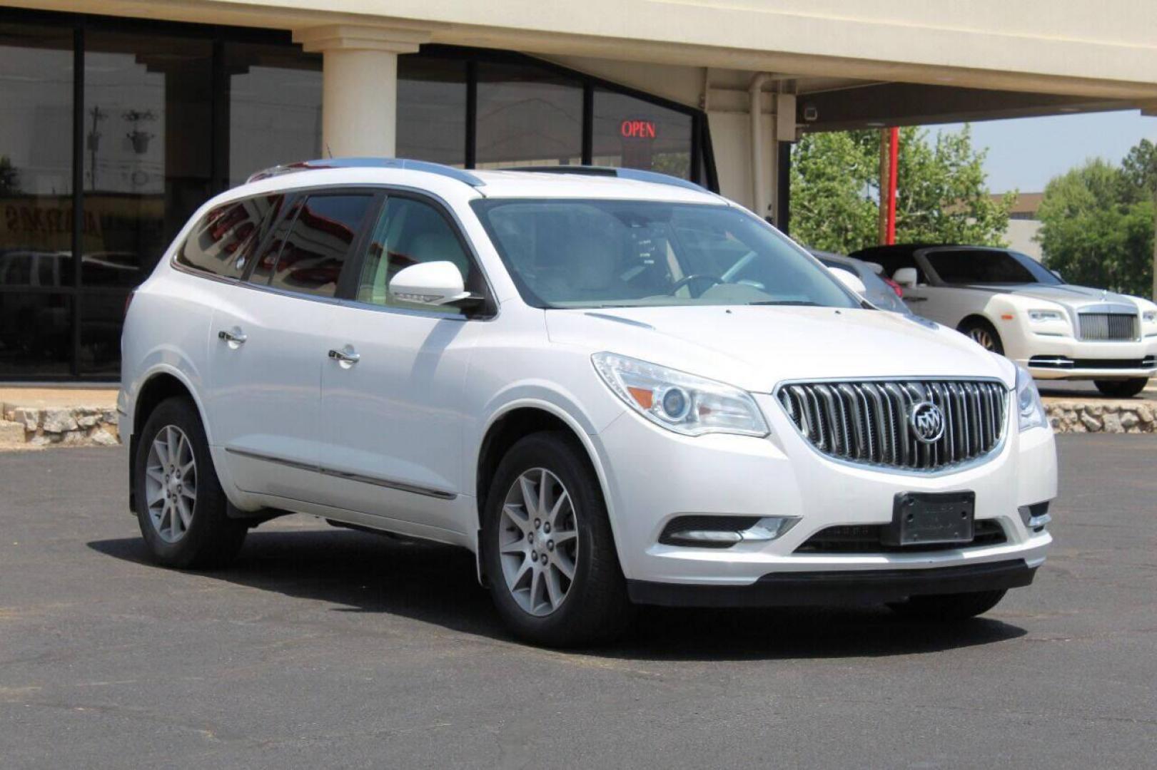 2016 White Buick Enclave Leather FWD (5GAKRBKD9GJ) with an 3.6L V6 DOHC 24V engine, 6-Speed Automatic Overdrive transmission, located at 4301 NW 39th , Oklahoma City, OK, 73112, (405) 949-5600, 35.512135, -97.598671 - Photo#2