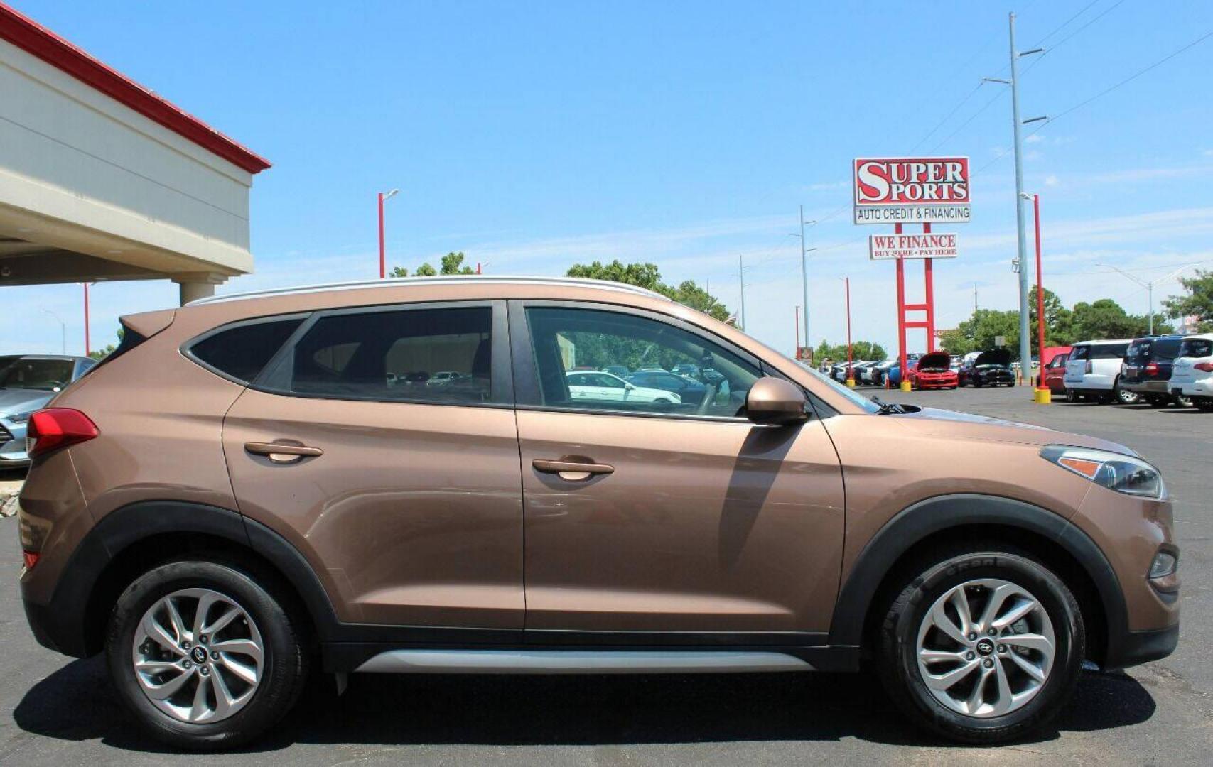 2017 Brown Hyundai Tucson SE w/Preferred Package (KM8J33A44HU) with an 2.0L L4 DOHC 16V engine, 6A transmission, located at 4301 NW 39th , Oklahoma City, OK, 73112, (405) 949-5600, 35.512135, -97.598671 - NO DRIVERS LICENCE NO-FULL COVERAGE INSURANCE-NO CREDIT CHECK. COME ON OVER TO SUPERSPORTS AND TAKE A LOOK AND TEST DRIVE. PLEASE GIVE US A CALL AT (405) 949-5600. NO LICENSIA DE MANEJAR- NO SEGURO DE COBERTURA TOTAL- NO VERIFICACCION DE CREDITO. POR FAVOR VENGAN A SUPERSPORTS, ECHE UN - Photo#2