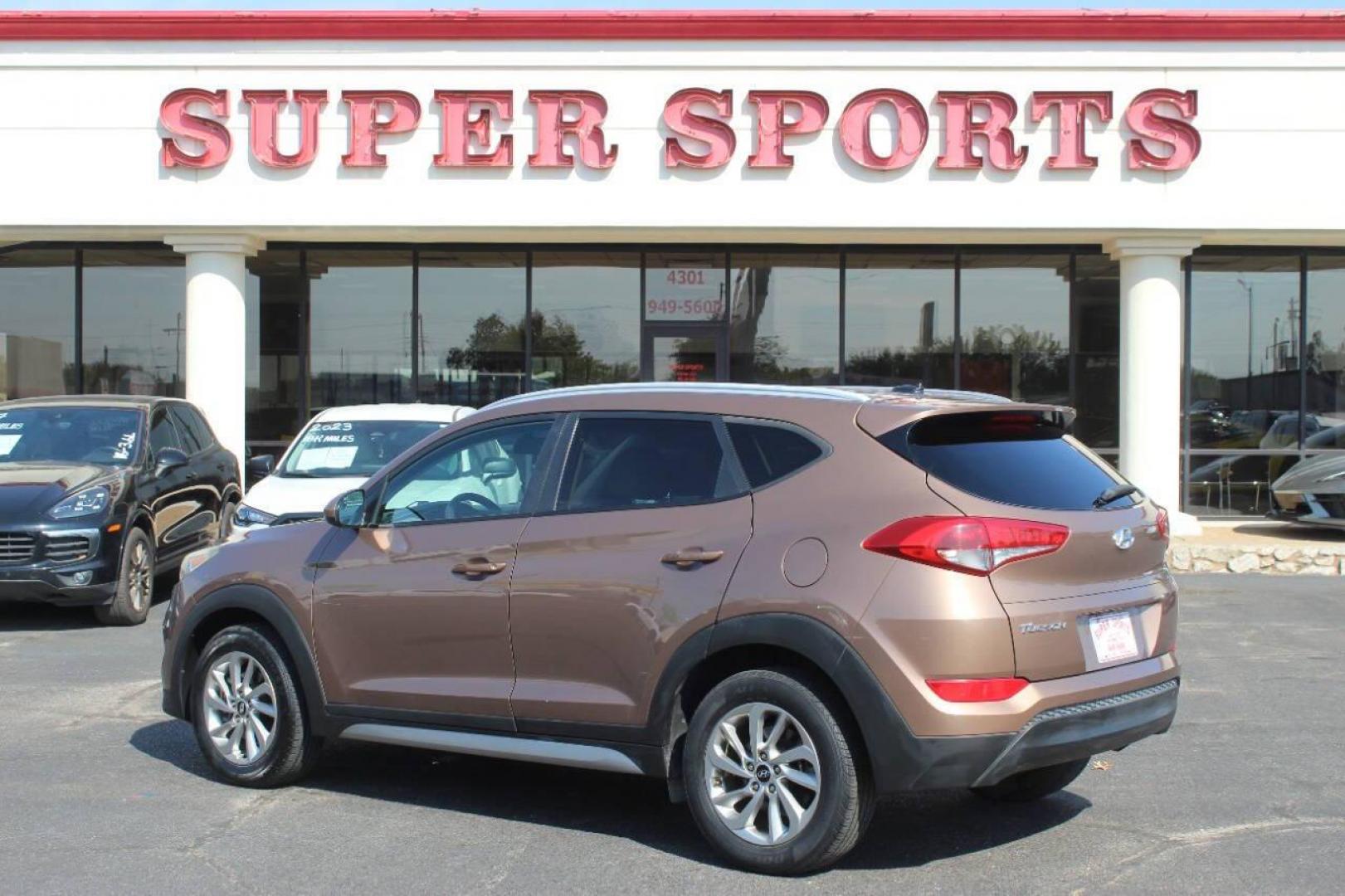 2017 Brown Hyundai Tucson SE w/Preferred Package (KM8J33A44HU) with an 2.0L L4 DOHC 16V engine, 6A transmission, located at 4301 NW 39th , Oklahoma City, OK, 73112, (405) 949-5600, 35.512135, -97.598671 - NO DRIVERS LICENCE NO-FULL COVERAGE INSURANCE-NO CREDIT CHECK. COME ON OVER TO SUPERSPORTS AND TAKE A LOOK AND TEST DRIVE. PLEASE GIVE US A CALL AT (405) 949-5600. NO LICENSIA DE MANEJAR- NO SEGURO DE COBERTURA TOTAL- NO VERIFICACCION DE CREDITO. POR FAVOR VENGAN A SUPERSPORTS, ECHE UN - Photo#3