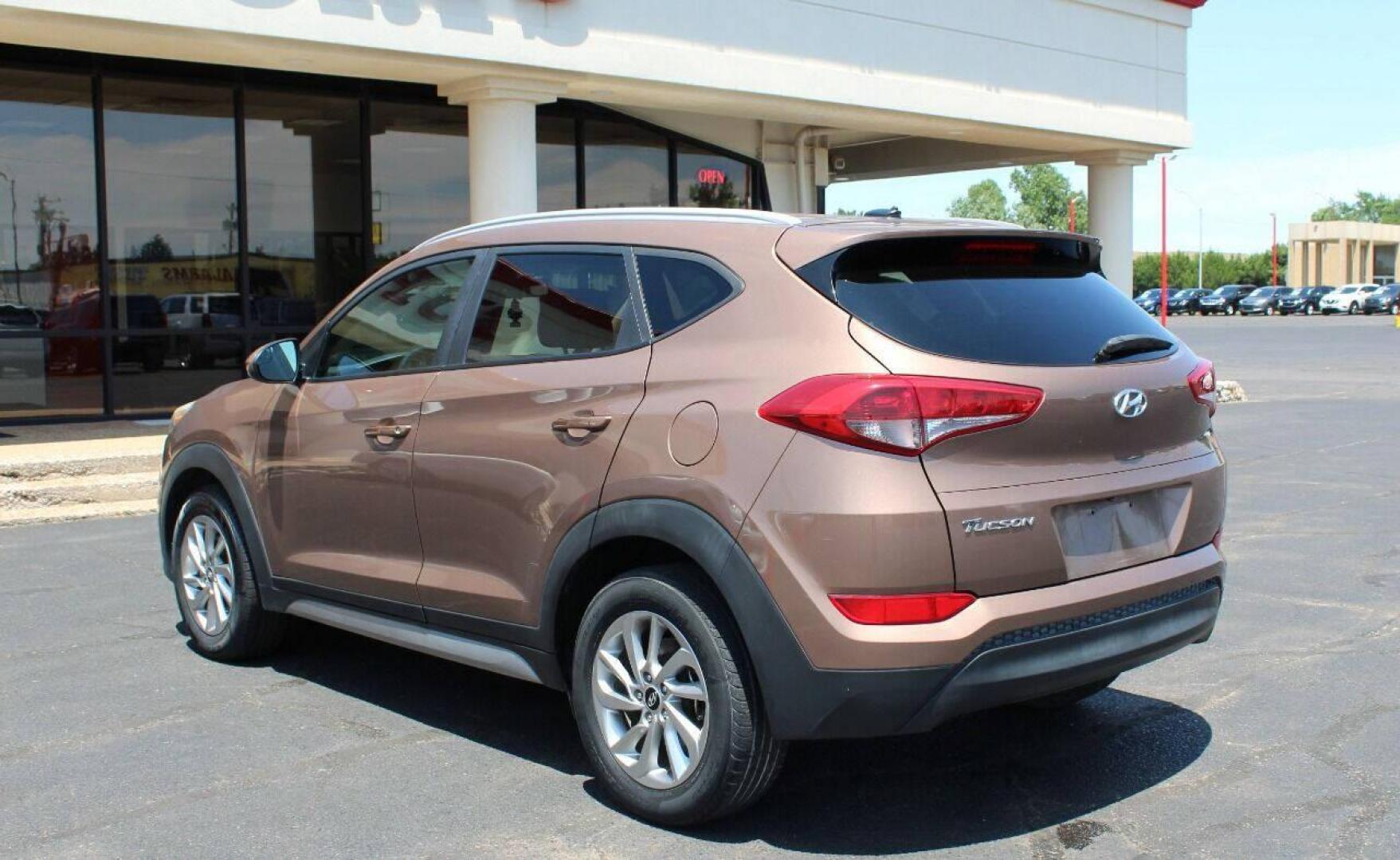 2017 Brown Hyundai Tucson SE w/Preferred Package (KM8J33A44HU) with an 2.0L L4 DOHC 16V engine, 6A transmission, located at 4301 NW 39th , Oklahoma City, OK, 73112, (405) 949-5600, 35.512135, -97.598671 - NO DRIVERS LICENCE NO-FULL COVERAGE INSURANCE-NO CREDIT CHECK. COME ON OVER TO SUPERSPORTS AND TAKE A LOOK AND TEST DRIVE. PLEASE GIVE US A CALL AT (405) 949-5600. NO LICENSIA DE MANEJAR- NO SEGURO DE COBERTURA TOTAL- NO VERIFICACCION DE CREDITO. POR FAVOR VENGAN A SUPERSPORTS, ECHE UN - Photo#4