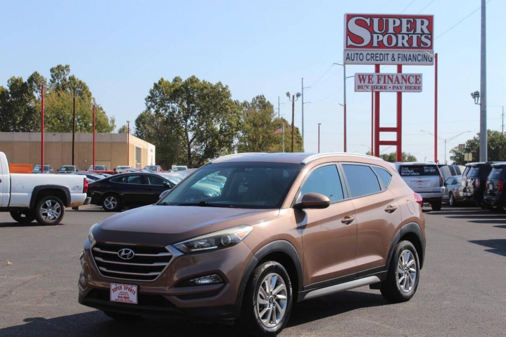 2017 Brown Hyundai Tucson SE w/Preferred Package (KM8J33A44HU) with an 2.0L L4 DOHC 16V engine, 6A transmission, located at 4301 NW 39th , Oklahoma City, OK, 73112, (405) 949-5600, 35.512135, -97.598671 - NO DRIVERS LICENCE NO-FULL COVERAGE INSURANCE-NO CREDIT CHECK. COME ON OVER TO SUPERSPORTS AND TAKE A LOOK AND TEST DRIVE. PLEASE GIVE US A CALL AT (405) 949-5600. NO LICENSIA DE MANEJAR- NO SEGURO DE COBERTURA TOTAL- NO VERIFICACCION DE CREDITO. POR FAVOR VENGAN A SUPERSPORTS, ECHE UN - Photo#5