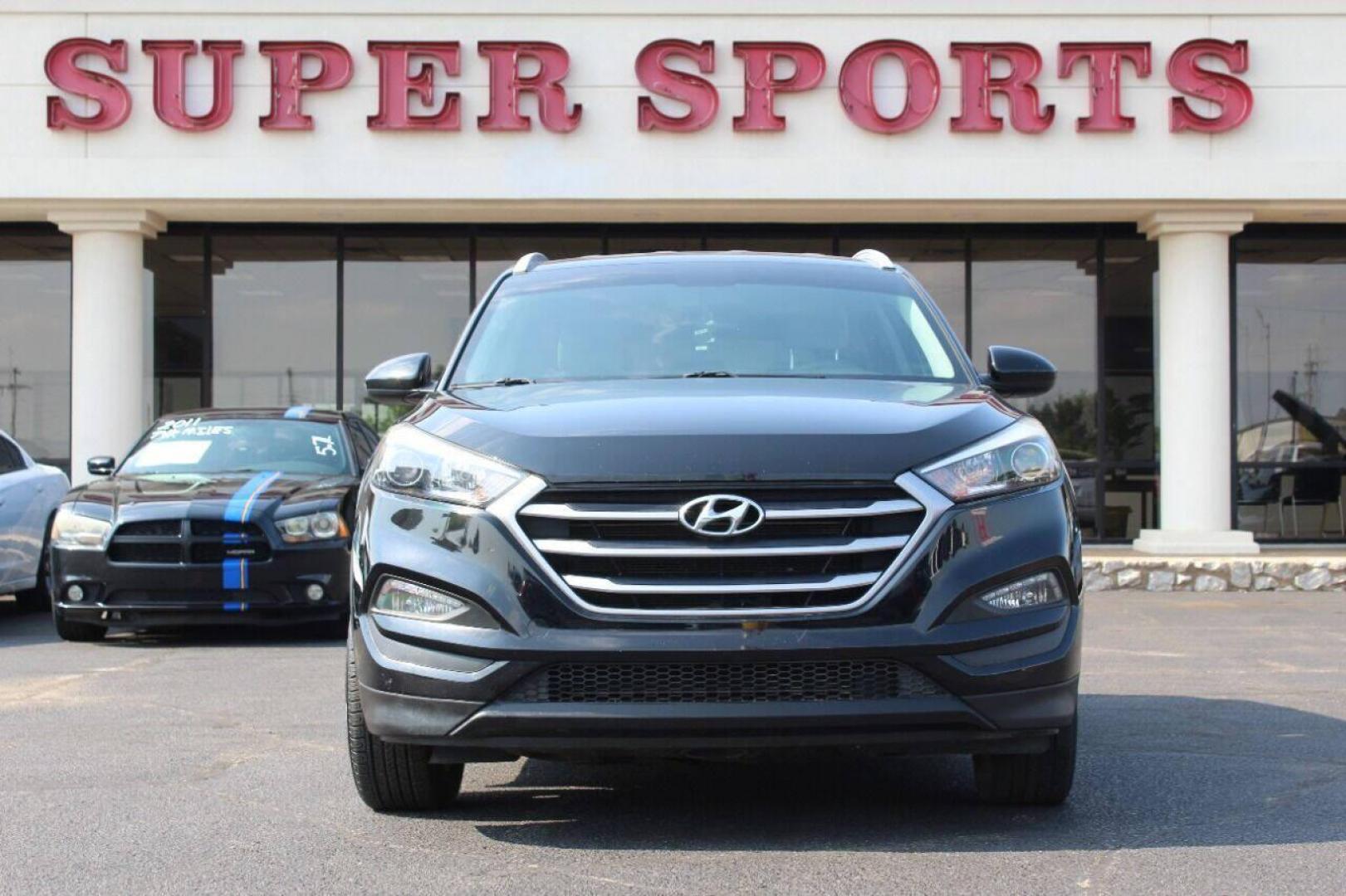 2017 Gray /gray Hyundai Tucson SE w/Preferred Package (KM8J33A46HU) with an 2.0L L4 DOHC 16V engine, 6A transmission, located at 4301 NW 39th , Oklahoma City, OK, 73112, (405) 949-5600, 35.512135, -97.598671 - NO DRIVERS LICENCE NO-FULL COVERAGE INSURANCE-NO CREDIT CHECK. COME ON OVER TO SUPERSPORTS AND TAKE A LOOK AND TEST DRIVE. PLEASE GIVE US A CALL AT (405) 949-5600. NO LICENSIA DE MANEJAR- NO SEGURO DE COBERTURA TOTAL- NO VERIFICACCION DE CREDITO. POR FAVOR VENGAN A SUPERSPORTS, ECHE UN - Photo#2