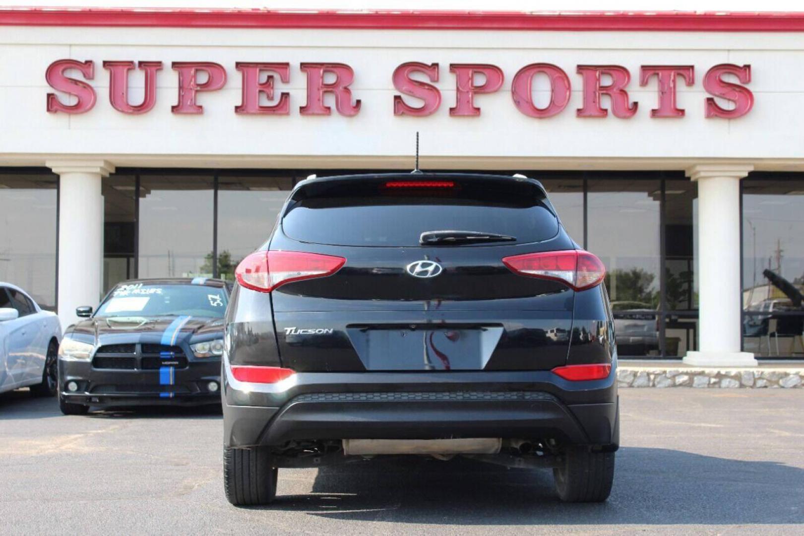 2017 Gray /gray Hyundai Tucson SE w/Preferred Package (KM8J33A46HU) with an 2.0L L4 DOHC 16V engine, 6A transmission, located at 4301 NW 39th , Oklahoma City, OK, 73112, (405) 949-5600, 35.512135, -97.598671 - NO DRIVERS LICENCE NO-FULL COVERAGE INSURANCE-NO CREDIT CHECK. COME ON OVER TO SUPERSPORTS AND TAKE A LOOK AND TEST DRIVE. PLEASE GIVE US A CALL AT (405) 949-5600. NO LICENSIA DE MANEJAR- NO SEGURO DE COBERTURA TOTAL- NO VERIFICACCION DE CREDITO. POR FAVOR VENGAN A SUPERSPORTS, ECHE UN - Photo#4