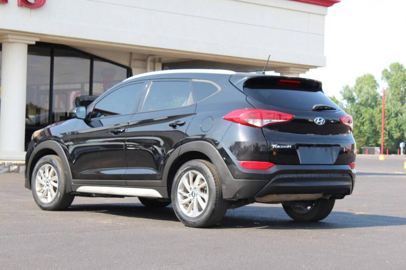 2017 Gray /gray Hyundai Tucson SE w/Preferred Package (KM8J33A46HU) with an 2.0L L4 DOHC 16V engine, 6A transmission, located at 4301 NW 39th , Oklahoma City, OK, 73112, (405) 949-5600, 35.512135, -97.598671 - NO DRIVERS LICENCE NO-FULL COVERAGE INSURANCE-NO CREDIT CHECK. COME ON OVER TO SUPERSPORTS AND TAKE A LOOK AND TEST DRIVE. PLEASE GIVE US A CALL AT (405) 949-5600. NO LICENSIA DE MANEJAR- NO SEGURO DE COBERTURA TOTAL- NO VERIFICACCION DE CREDITO. POR FAVOR VENGAN A SUPERSPORTS, ECHE UN - Photo#5