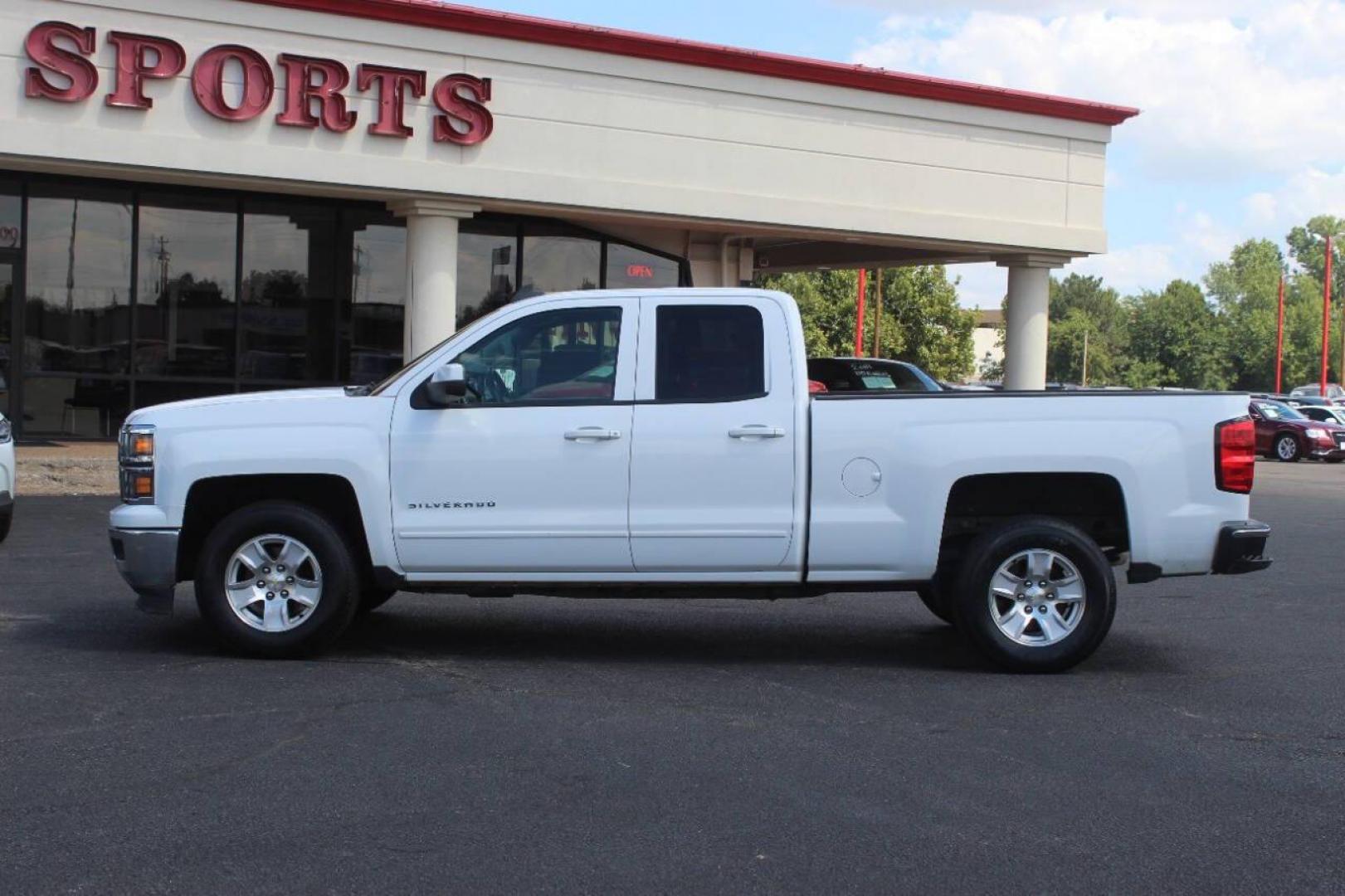 2015 White Chevrolet Silverado 1500 LT Double Cab 2WD (1GCRCREC4FZ) with an 5.3L V8 OHV 16V engine, 6-Speed Automatic transmission, located at 4301 NW 39th , Oklahoma City, OK, 73112, (405) 949-5600, 35.512135, -97.598671 - NO DRIVERS LICENCE NO-FULL COVERAGE INSURANCE-NO CREDIT CHECK. COME ON OVER TO SUPERSPORTS AND TAKE A LOOK AND TEST DRIVE. PLEASE GIVE US A CALL AT (405) 949-5600. NO LICENSIA DE MANEJAR- NO SEGURO DE COBERTURA TOTAL- NO VERIFICACCION DE CREDITO. POR FAVOR VENGAN A SUPERSPORTS, ECHE UN - Photo#4