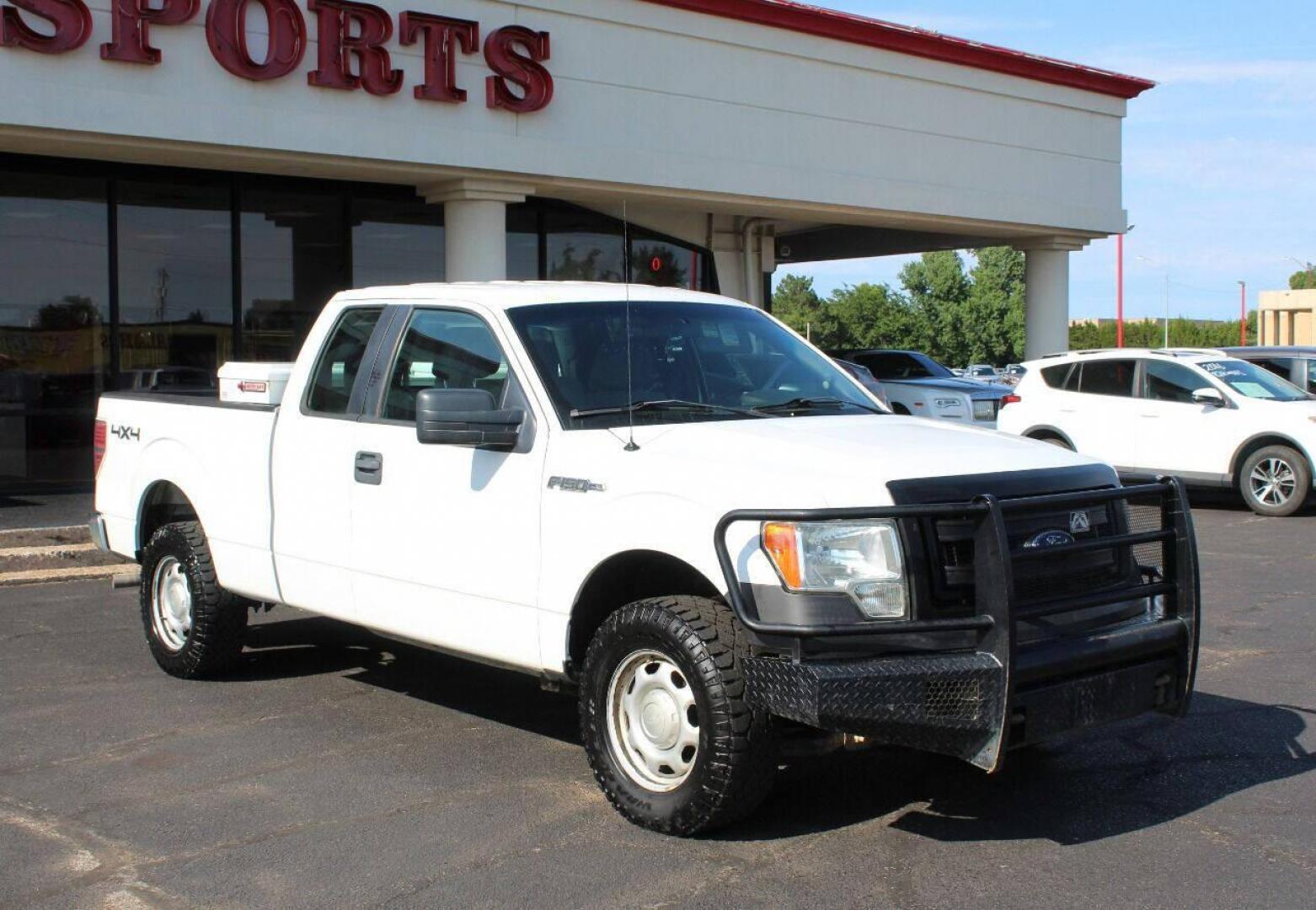 2014 White Ford F-150 FX4 SuperCab 6.5-ft. Bed 4WD (1FTFX1EF3EK) with an 5.0L V8 engine, 6-Speed Automatic transmission, located at 4301 NW 39th , Oklahoma City, OK, 73112, (405) 949-5600, 35.512135, -97.598671 - Photo#2