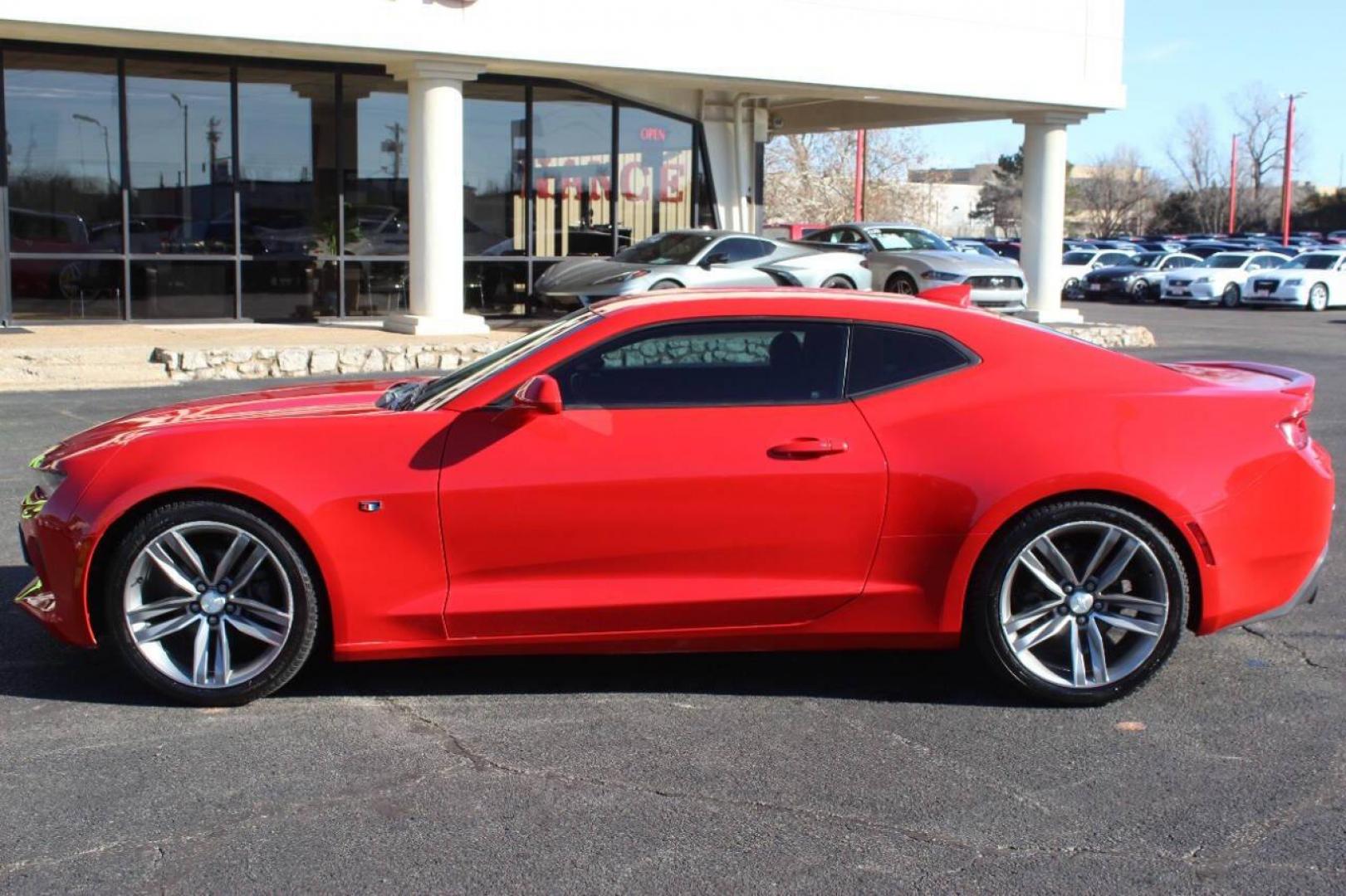 2018 Red Chevrolet Camaro 1LT Coupe (1G1FB1RX0J0) with an 2.0L L4 DOHC 16V TURBO engine, 6A transmission, located at 4301 NW 39th , Oklahoma City, OK, 73112, (405) 949-5600, 35.512135, -97.598671 - NO DRIVERS LICENCE NO-FULL COVERAGE INSURANCE-NO CREDIT CHECK. COME ON OVER TO SUPERSPORTS AND TAKE A LOOK AND TEST DRIVE. PLEASE GIVE US A CALL AT (405) 949-5600. NO LICENSIA DE MANEJAR- NO SEGURO DE COBERTURA TOTAL- NO VERIFICACCION DE CREDITO. POR FAVOR VENGAN A SUPERSPORTS, ECHE UN - Photo#5