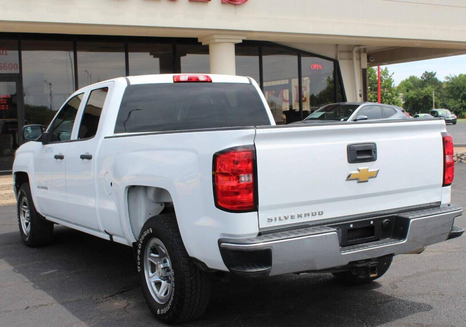 2017 White Chevrolet Silverado 1500 Work Truck Double Cab 2WD (1GCRCNEC9HZ) with an 5.3L V8 OHV 16V engine, 6A transmission, located at 4301 NW 39th , Oklahoma City, OK, 73112, (405) 949-5600, 35.512135, -97.598671 - NO DRIVERS LICENSE - NO FULL COVERAGE INSURANCE - NO CREDIT CHECK. . COME ON OVER TO SUPERSPORTS AND TAKE A LOOK AND TEST DRIVE. PLEASE GIVE US A CALL AT (405) 949-5600. NO LICENCIA DE MANEJAR - NO SEGURO DE COBERTURA TOTAL - NO VERIFICACION DE CREDITO. POR FAVOR VENGAN A SUPERSPORTS, EC - Photo#5