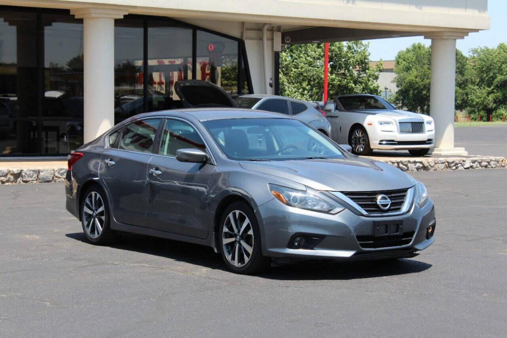 2017 Silver Nissan Altima (1N4AL3AP7HC) with an 2.5L I4 2.5L I4 engine, CVT transmission, located at 4301 NW 39th , Oklahoma City, OK, 73112, (405) 949-5600, 35.512135, -97.598671 - Photo#2