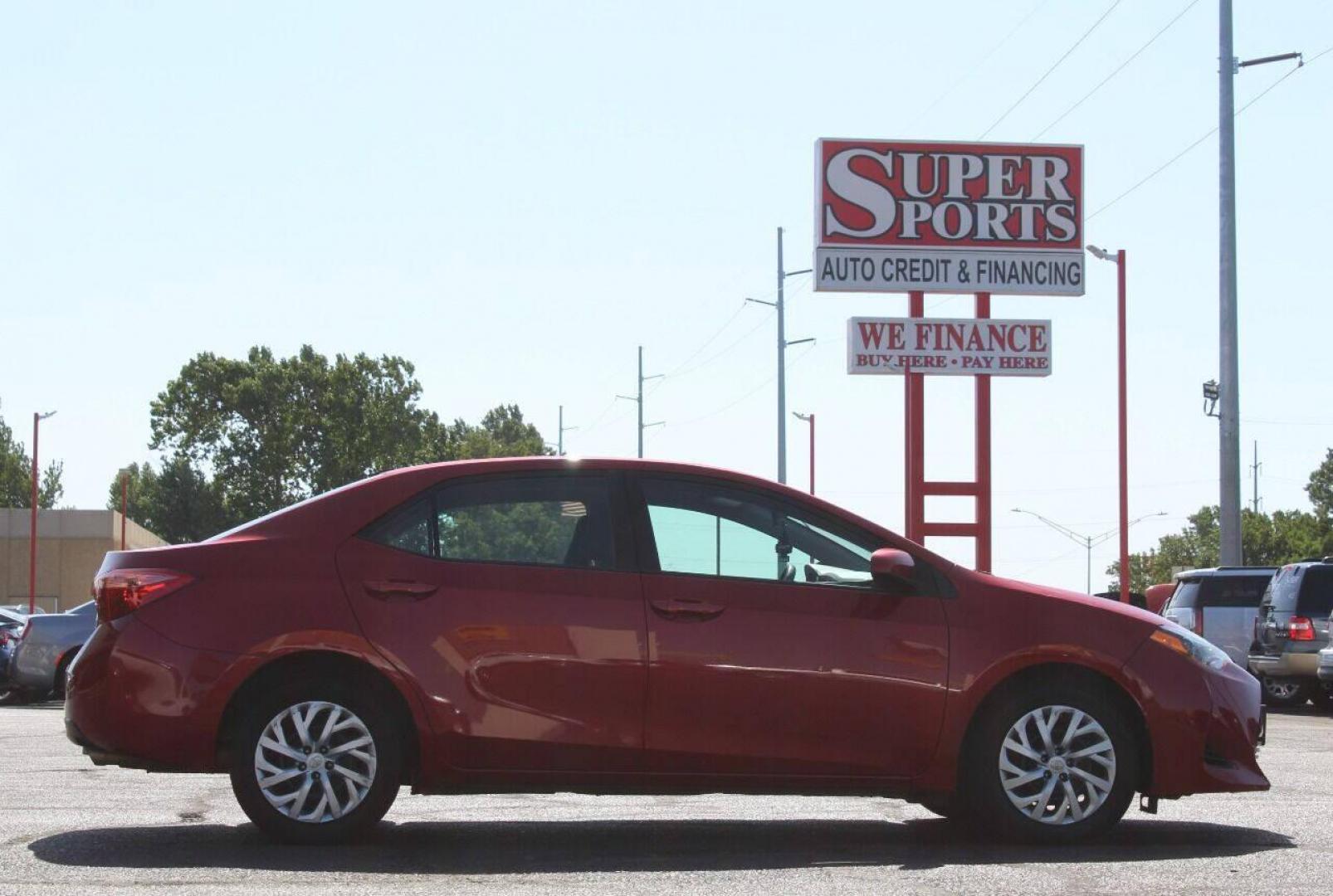 2018 Red Toyota Corolla XLE CVT (2T1BURHE7JC) with an 1.8L L4 DOHC 16V engine, CVT transmission, located at 4301 NW 39th , Oklahoma City, OK, 73112, (405) 949-5600, 35.512135, -97.598671 - NO DRIVERS LICENSE - NO FULL COVERAGE INSURANCE - NO CREDIT CHECK. COME ON OVER TO SUPERSPORTS AND TAKE A LOOK AND TEST DRIVE. PLEASE GIVE US A CALL AT (405) 949-5600. NO LICENCIA DE MANEJAR - NO SEGURO DE COBERTURA TOTAL - NO VERIFICACION DE CREDITO. POR FAVOR VENGAN A SUPERSPORTS, ECH - Photo#4