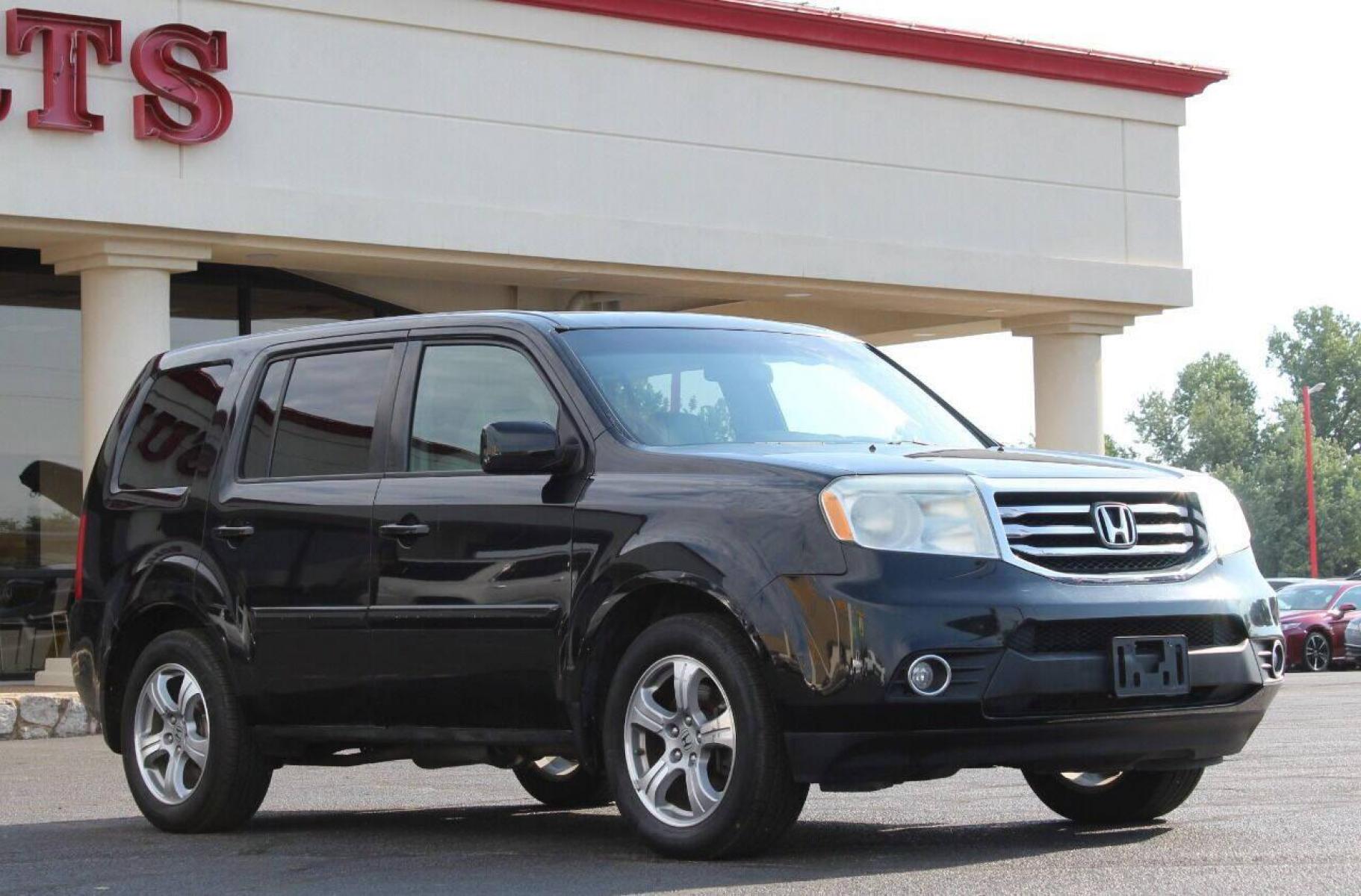 2013 Black Honda Pilot EX-L 4WD 5-Spd AT with DVD (5FNYF4H69DB) with an 3.5L V6 SOHC 24V engine, 5-Speed Automatic transmission, located at 4301 NW 39th , Oklahoma City, OK, 73112, (405) 949-5600, 35.512135, -97.598671 - NO DRIVERS LICENCE NO-FULL COVERAGE INSURANCE-NO CREDIT CHECK. COME ON OVER TO SUPERSPORTS AND TAKE A LOOK AND TEST DRIVE PLEASE GIVE US A CALL AT (405) 949-5600. NO LICENSIA DE MANEJAR- NO SEGURO DE COBERTURA TOTAL- NO VERIFICACCION DE CREDITO. POR FAVOR VENGAN A SUPERSPORTS, ECHE UN V - Photo #2