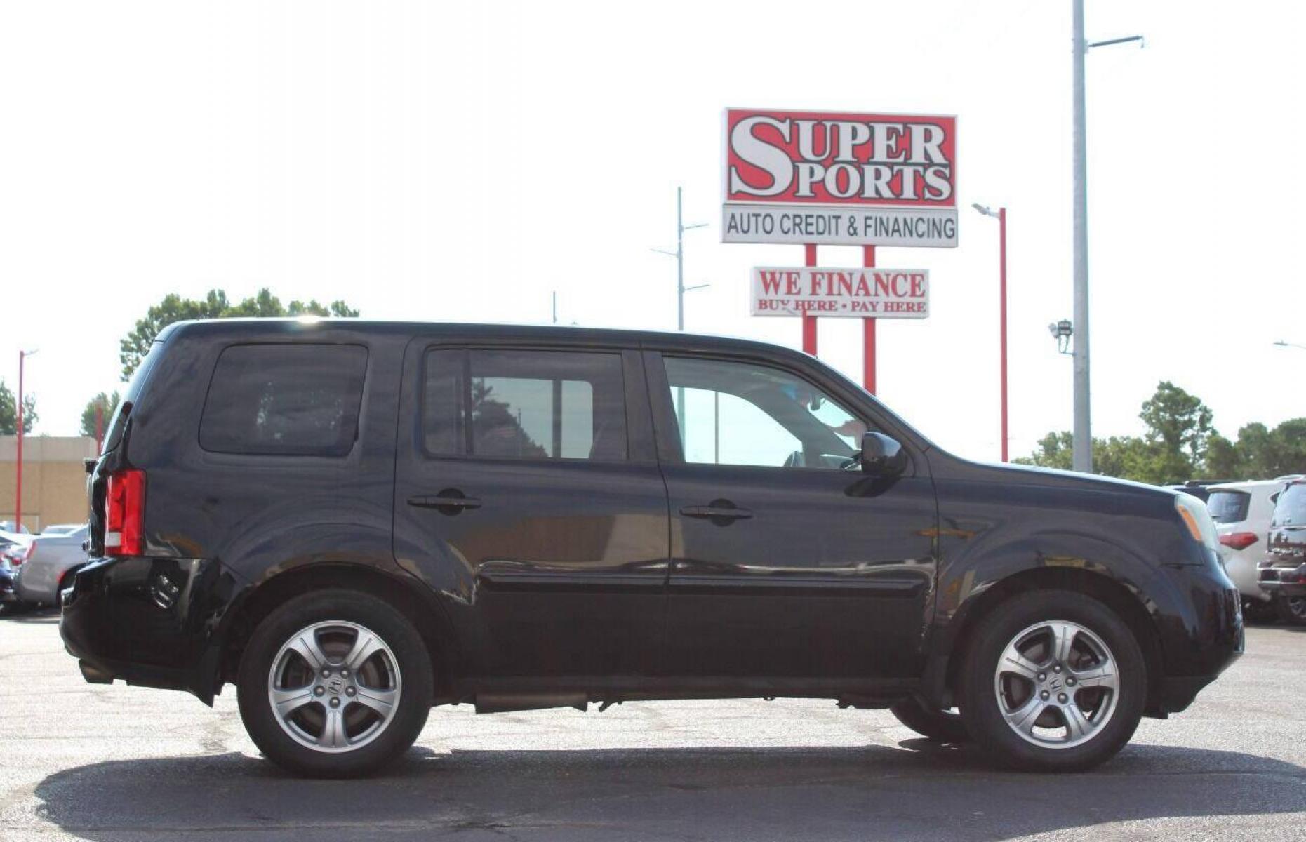 2013 Black Honda Pilot EX-L 4WD 5-Spd AT with DVD (5FNYF4H69DB) with an 3.5L V6 SOHC 24V engine, 5-Speed Automatic transmission, located at 4301 NW 39th , Oklahoma City, OK, 73112, (405) 949-5600, 35.512135, -97.598671 - NO DRIVERS LICENCE NO-FULL COVERAGE INSURANCE-NO CREDIT CHECK. COME ON OVER TO SUPERSPORTS AND TAKE A LOOK AND TEST DRIVE PLEASE GIVE US A CALL AT (405) 949-5600. NO LICENSIA DE MANEJAR- NO SEGURO DE COBERTURA TOTAL- NO VERIFICACCION DE CREDITO. POR FAVOR VENGAN A SUPERSPORTS, ECHE UN V - Photo #3