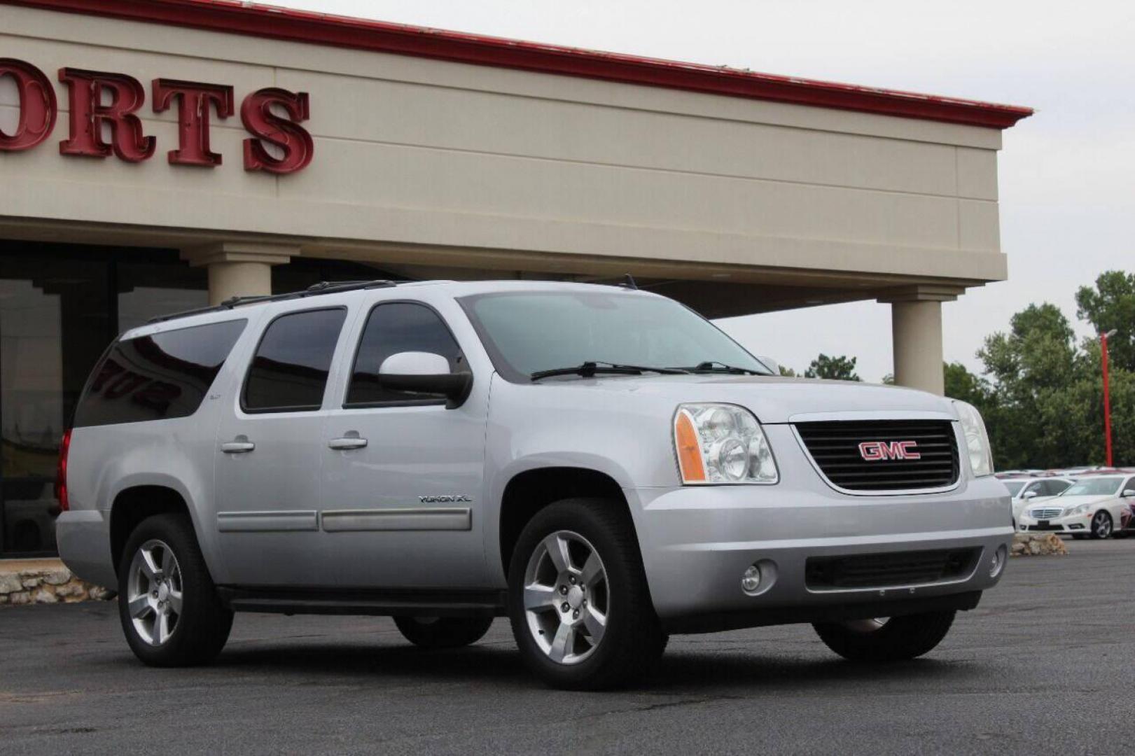 2013 Silver GMC Yukon XL SLT 1/2 Ton 2WD (1GKS1KE04DR) with an 5.3L V8 OHV 16V FFV engine, 6-Speed Automatic transmission, located at 4301 NW 39th , Oklahoma City, OK, 73112, (405) 949-5600, 35.512135, -97.598671 - Photo#2