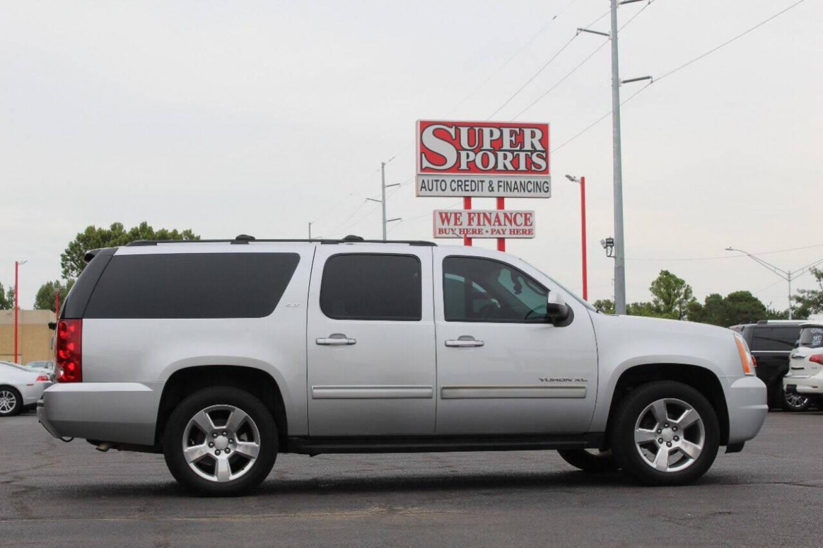 2013 Silver GMC Yukon XL SLT 1/2 Ton 2WD (1GKS1KE04DR) with an 5.3L V8 OHV 16V FFV engine, 6-Speed Automatic transmission, located at 4301 NW 39th , Oklahoma City, OK, 73112, (405) 949-5600, 35.512135, -97.598671 - Photo#3