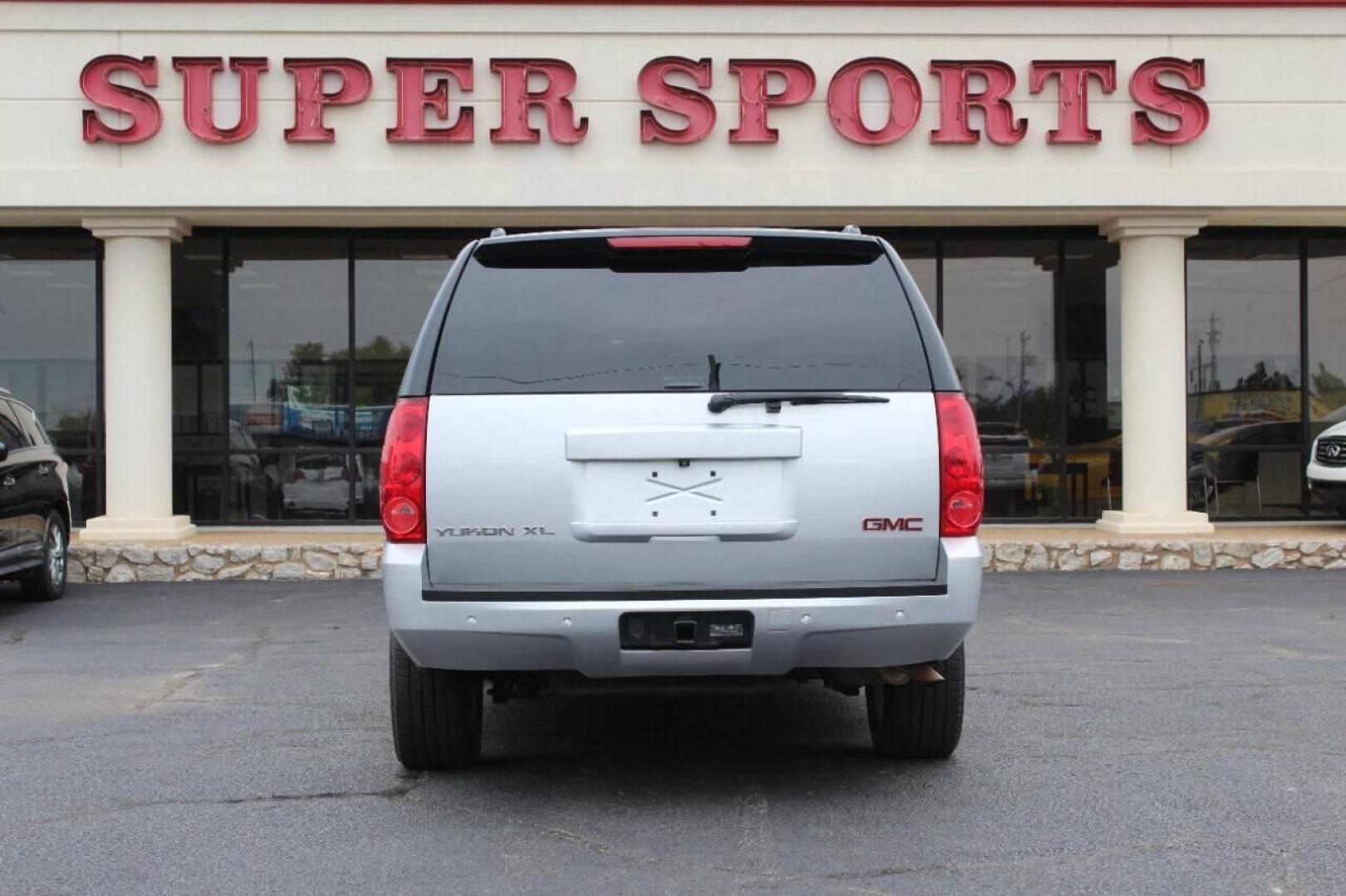 2013 Silver GMC Yukon XL SLT 1/2 Ton 2WD (1GKS1KE04DR) with an 5.3L V8 OHV 16V FFV engine, 6-Speed Automatic transmission, located at 4301 NW 39th , Oklahoma City, OK, 73112, (405) 949-5600, 35.512135, -97.598671 - Photo#4