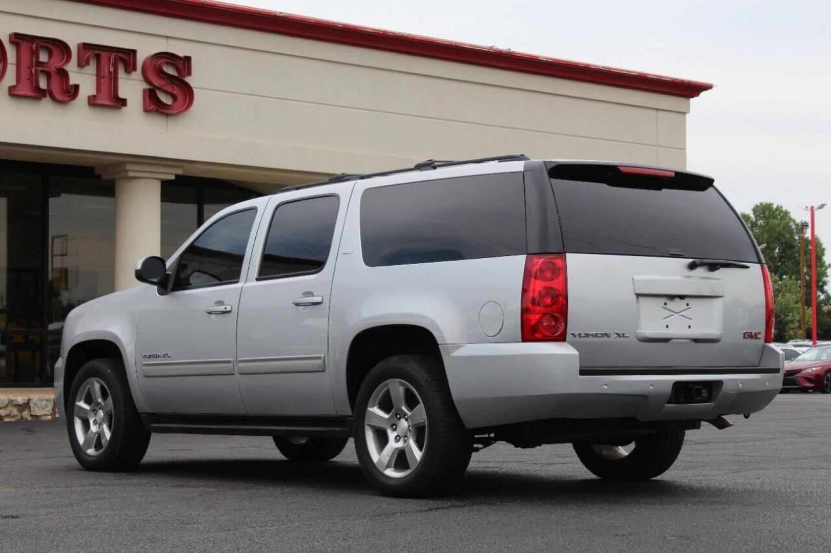 2013 Silver GMC Yukon XL SLT 1/2 Ton 2WD (1GKS1KE04DR) with an 5.3L V8 OHV 16V FFV engine, 6-Speed Automatic transmission, located at 4301 NW 39th , Oklahoma City, OK, 73112, (405) 949-5600, 35.512135, -97.598671 - Photo#5