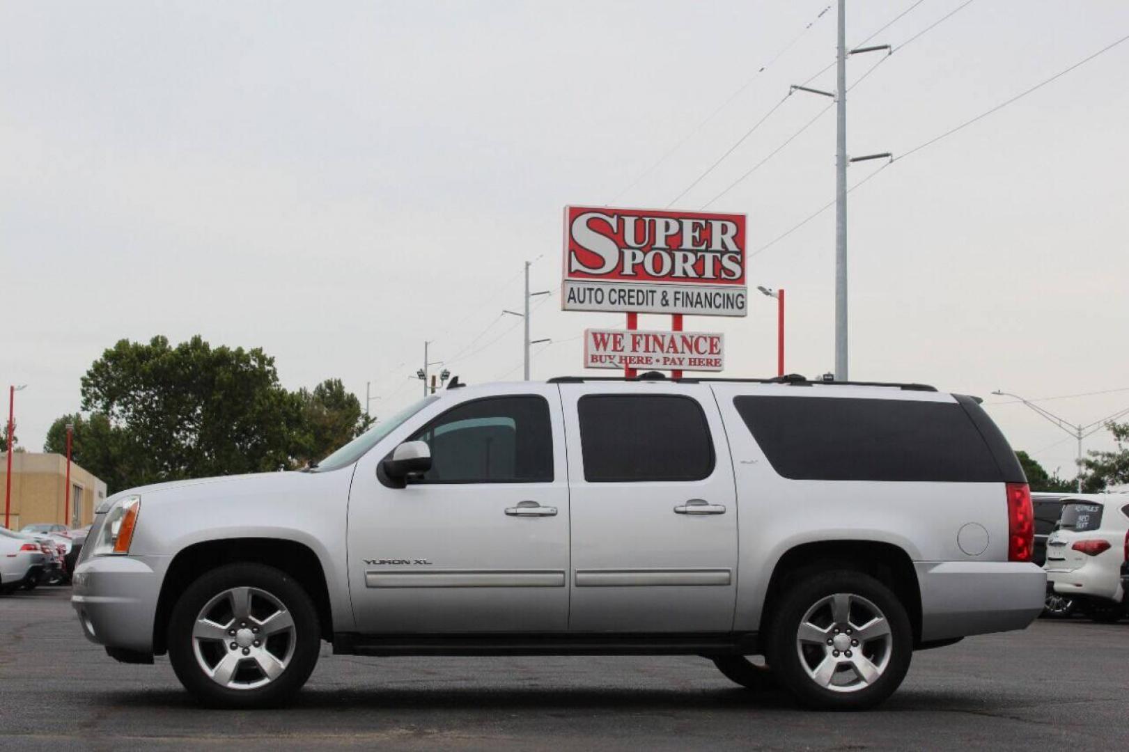 2013 Silver GMC Yukon XL SLT 1/2 Ton 2WD (1GKS1KE04DR) with an 5.3L V8 OHV 16V FFV engine, 6-Speed Automatic transmission, located at 4301 NW 39th , Oklahoma City, OK, 73112, (405) 949-5600, 35.512135, -97.598671 - Photo#6