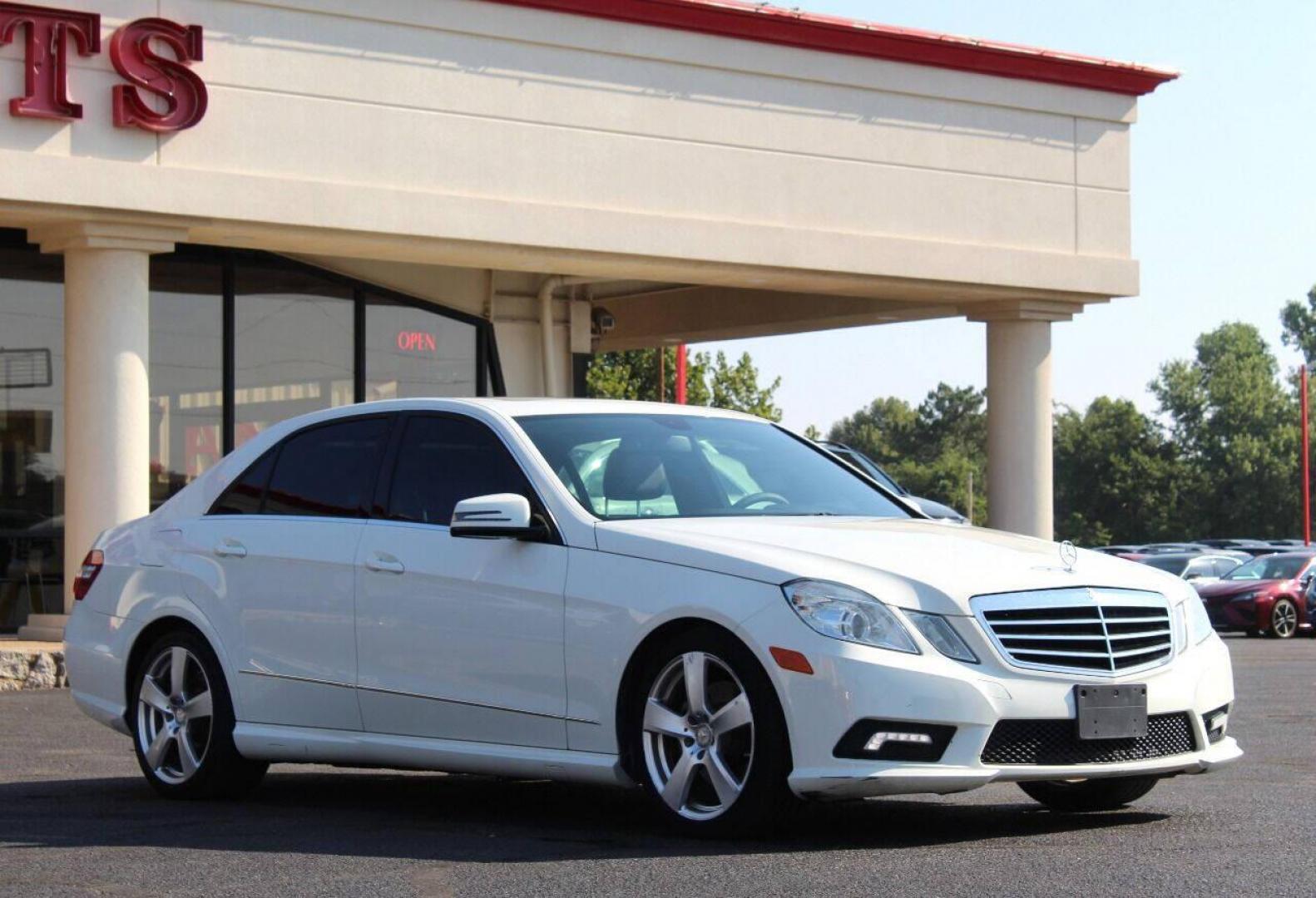 2011 White Mercedes-Benz E-Class E350 Sedan (WDDHF5GB7BA) with an 3.5L V6 DOHC 24V engine, 7-Speed Automatic transmission, located at 4301 NW 39th , Oklahoma City, OK, 73112, (405) 949-5600, 35.512135, -97.598671 - NO DRIVERS LICENSE - NO FULL COVERAGE INSURANCE - NO CREDIT CHECK. COME ON OVER TO SUPERSPORTS AND TAKE A LOOK AND TEST DRIVE PLEASE GIVE US A CALL AT (405) 949-5600. NO LICENCIA DE MANEJAR- NO SEGURO DE COBERTURA TOTAL- NO VERIFICACION DE CREDITO. POR FAVOR VENGAN A SUPERSPORTS, ECHE U - Photo#0