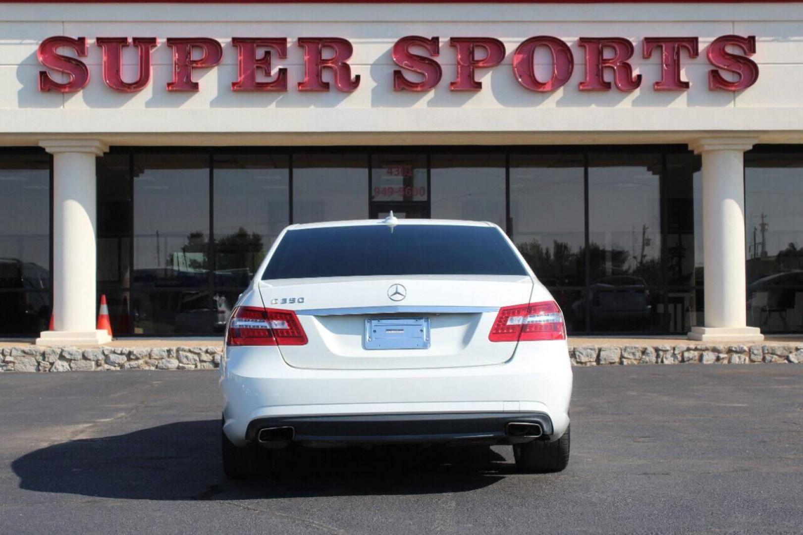 2011 White Mercedes-Benz E-Class E350 Sedan (WDDHF5GB7BA) with an 3.5L V6 DOHC 24V engine, 7-Speed Automatic transmission, located at 4301 NW 39th , Oklahoma City, OK, 73112, (405) 949-5600, 35.512135, -97.598671 - NO DRIVERS LICENSE - NO FULL COVERAGE INSURANCE - NO CREDIT CHECK. COME ON OVER TO SUPERSPORTS AND TAKE A LOOK AND TEST DRIVE PLEASE GIVE US A CALL AT (405) 949-5600. NO LICENCIA DE MANEJAR- NO SEGURO DE COBERTURA TOTAL- NO VERIFICACION DE CREDITO. POR FAVOR VENGAN A SUPERSPORTS, ECHE U - Photo#4