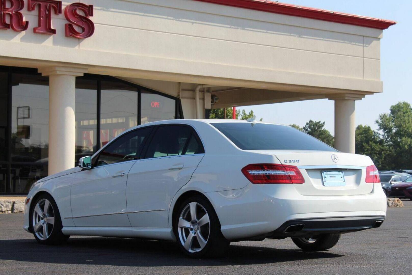 2011 White Mercedes-Benz E-Class E350 Sedan (WDDHF5GB7BA) with an 3.5L V6 DOHC 24V engine, 7-Speed Automatic transmission, located at 4301 NW 39th , Oklahoma City, OK, 73112, (405) 949-5600, 35.512135, -97.598671 - NO DRIVERS LICENSE - NO FULL COVERAGE INSURANCE - NO CREDIT CHECK. COME ON OVER TO SUPERSPORTS AND TAKE A LOOK AND TEST DRIVE PLEASE GIVE US A CALL AT (405) 949-5600. NO LICENCIA DE MANEJAR- NO SEGURO DE COBERTURA TOTAL- NO VERIFICACION DE CREDITO. POR FAVOR VENGAN A SUPERSPORTS, ECHE U - Photo#5