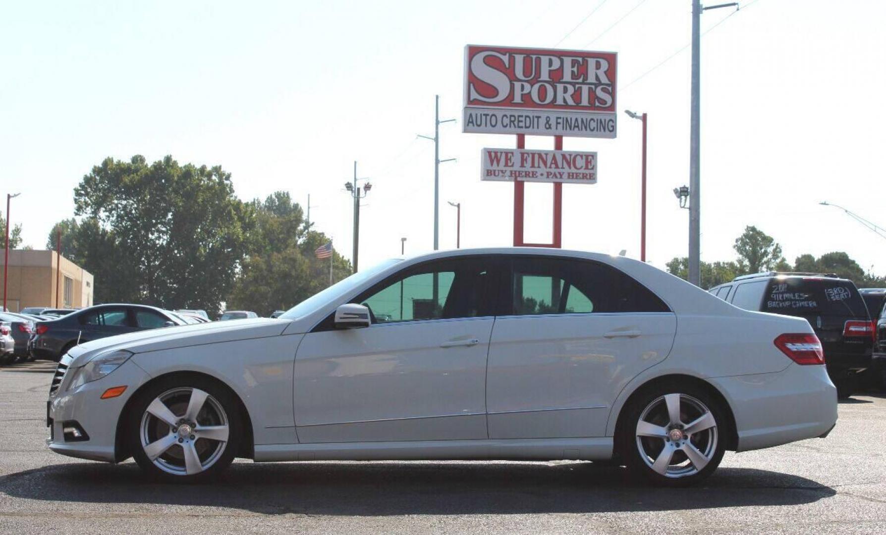 2011 White Mercedes-Benz E-Class E350 Sedan (WDDHF5GB7BA) with an 3.5L V6 DOHC 24V engine, 7-Speed Automatic transmission, located at 4301 NW 39th , Oklahoma City, OK, 73112, (405) 949-5600, 35.512135, -97.598671 - NO DRIVERS LICENSE - NO FULL COVERAGE INSURANCE - NO CREDIT CHECK. COME ON OVER TO SUPERSPORTS AND TAKE A LOOK AND TEST DRIVE PLEASE GIVE US A CALL AT (405) 949-5600. NO LICENCIA DE MANEJAR- NO SEGURO DE COBERTURA TOTAL- NO VERIFICACION DE CREDITO. POR FAVOR VENGAN A SUPERSPORTS, ECHE U - Photo#6