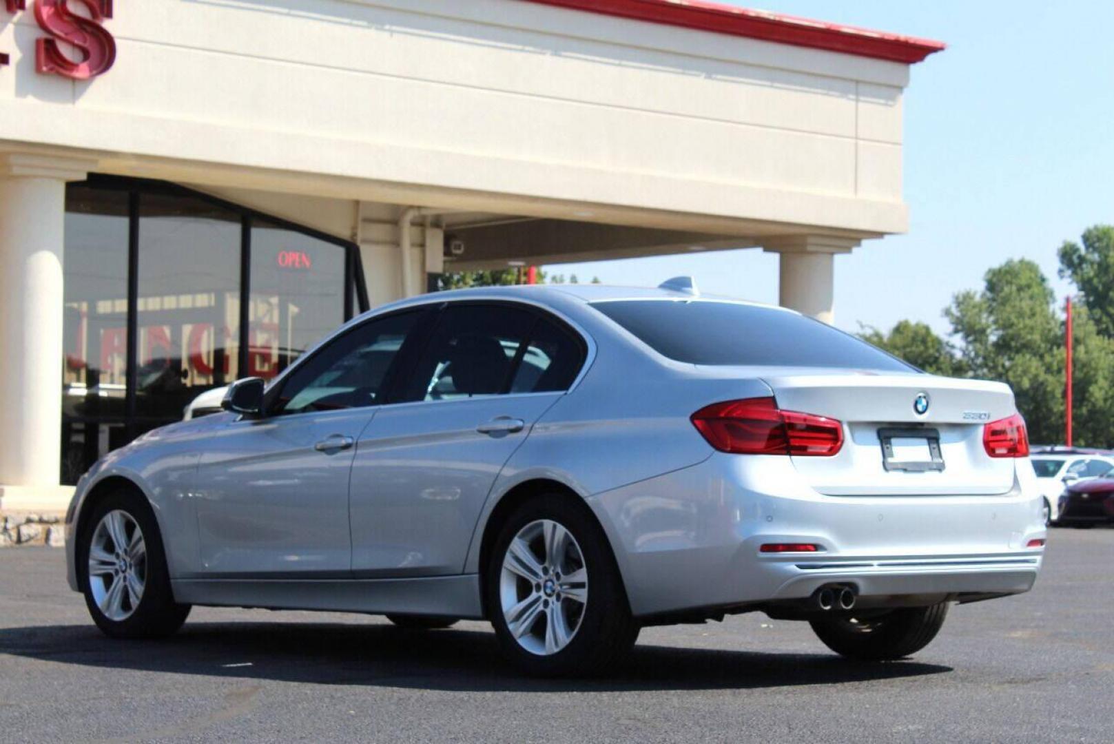 2017 Silver BMW 3-Series 330i SULEV Sedan (WBA8B9G56HN) with an 3.0L L6 DOHC 24V engine, 8A transmission, located at 4301 NW 39th , Oklahoma City, OK, 73112, (405) 949-5600, 35.512135, -97.598671 - NO DRIVERS LICENSE - NO FULL COVERAGE INSURANCE - NO CREDIT CHECK. COME ON OVER TO SUPERSPORTS AND TAKE A LOOK AND TEST DRIVE. PLEASE GIVE US A CALL AT (405) 949-5600. NO LICENCIA DE MANEJAR - NO SEGURO DE COBERTURA TOTAL - NO VERIFICACION DE CREDITO. POR FAVOR VENGAN A SUPERSPORTS, ECHE - Photo#5