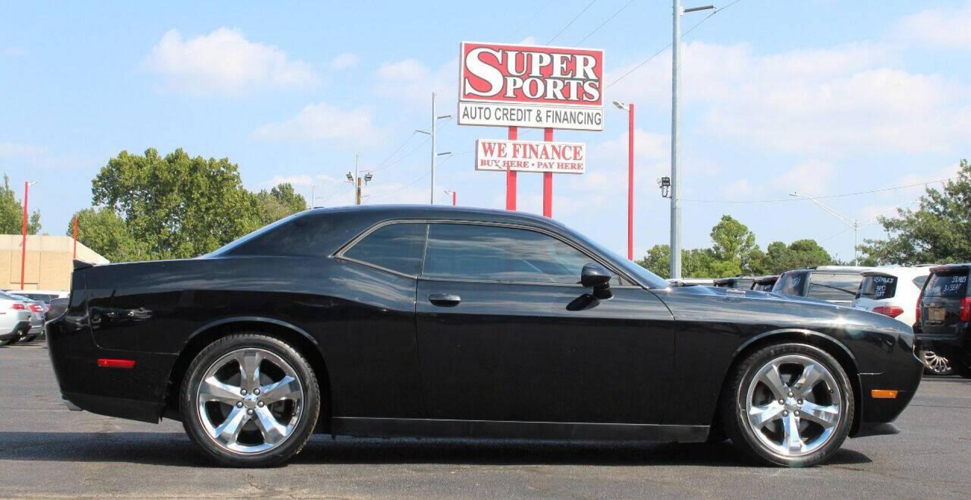 2014 Black Dodge Challenger R/T (2C3CDYBT3EH) with an 5.7L V8 OHV 16V engine, Manual 6-Speed transmission, located at 4301 NW 39th , Oklahoma City, OK, 73112, (405) 949-5600, 35.512135, -97.598671 - NO DRIVERS LICENCE - NO FULL COVERAGE INSURANCE - NO CREDIT CHECK. COME ON OVER TO SUPERSPORTS AND TAKE A LOOK AND TEST DRIVE. PLEASE GIVE US A CALL AT (405) 949-5600. NO LICENCIA DE MANEJAR - NO SEGURO DE COBERTURA TOTAL - NO VERIFICACCION DE CREDITO. POR FAVOR VENGAN A SUPERSPORTS, EC - Photo#4