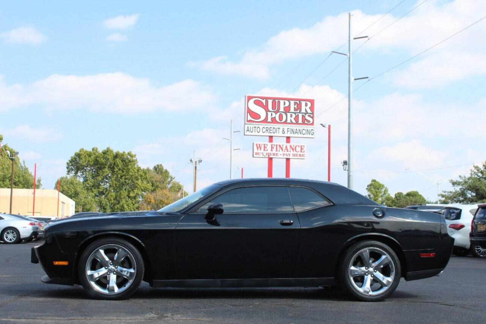 2014 Black Dodge Challenger R/T (2C3CDYBT3EH) with an 5.7L V8 OHV 16V engine, Manual 6-Speed transmission, located at 4301 NW 39th , Oklahoma City, OK, 73112, (405) 949-5600, 35.512135, -97.598671 - NO DRIVERS LICENCE - NO FULL COVERAGE INSURANCE - NO CREDIT CHECK. COME ON OVER TO SUPERSPORTS AND TAKE A LOOK AND TEST DRIVE. PLEASE GIVE US A CALL AT (405) 949-5600. NO LICENCIA DE MANEJAR - NO SEGURO DE COBERTURA TOTAL - NO VERIFICACCION DE CREDITO. POR FAVOR VENGAN A SUPERSPORTS, EC - Photo#7