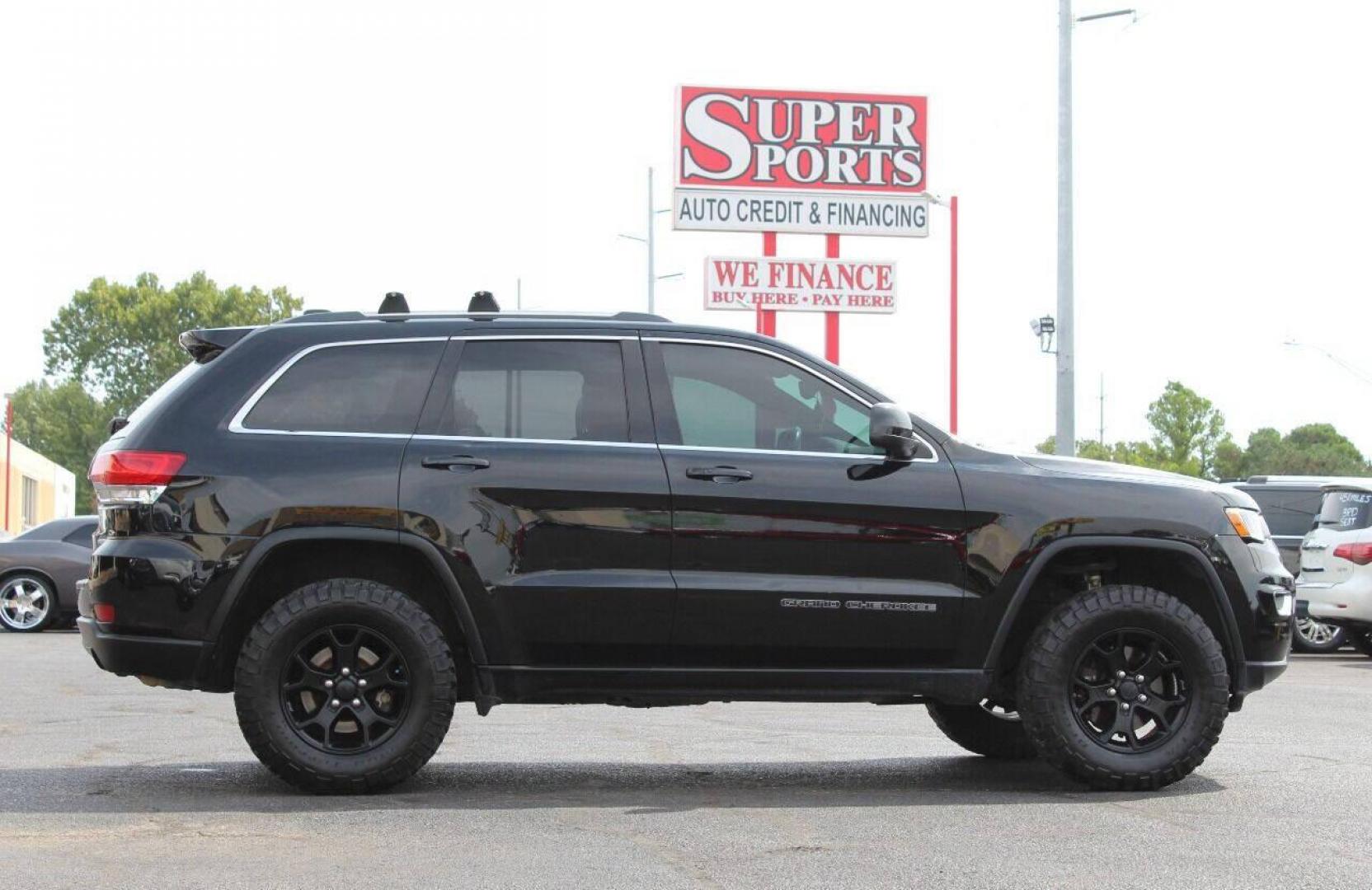 2017 Black Jeep Grand Cherokee Laredo 4WD (1C4RJFAG9HC) with an 3.6L V6 DOHC 24V engine, 8A transmission, located at 4301 NW 39th , Oklahoma City, OK, 73112, (405) 949-5600, 35.512135, -97.598671 - NO DRIVERS LICENSE - NO FULL COVERAGE INSURANCE - NO CREDIT CHECK. COME ON OVER TO SUPERSPORTS AND TAKE A LOOK AND TEST DRIVE PLEASE GIVE US A CALL AT (405) 949-5600. NO LICENCIA DE MANEJAR - NO SEGURO DE COBERTURA TOTAL - NO VERIFICACION DE CREDITO. POR FAVOR VENGAN A SUPERSPOR - Photo#3