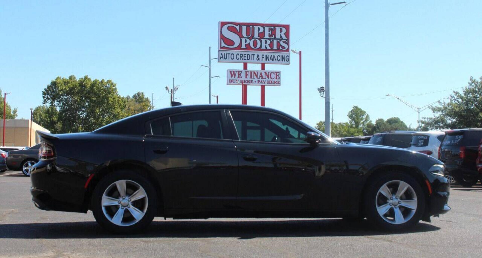 2018 Black Dodge Charger SXT (2C3CDXHG3JH) with an 3.6L V6 DOHC 24V engine, 8A transmission, located at 4301 NW 39th , Oklahoma City, OK, 73112, (405) 949-5600, 35.512135, -97.598671 - Photo#3