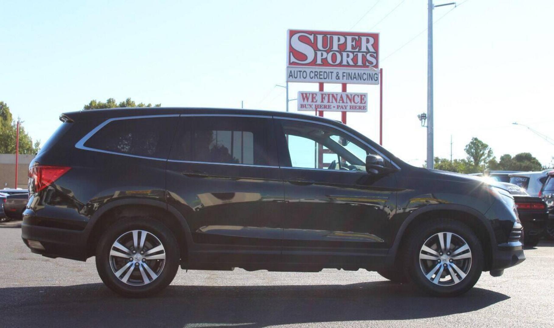 2016 Green Honda Pilot EXL 4WD (5FNYF6H53GB) with an 3.5L V6 SOHC 24V engine, 6-Speed Automatic transmission, located at 4301 NW 39th , Oklahoma City, OK, 73112, (405) 949-5600, 35.512135, -97.598671 - NO DRIVERS LICENCE - NO FULL COVERAGE INSURANCE - NO CREDIT CHECK. COME ON OVER TO SUPERSPORTS AND TAKE A LOOK AND TEST DRIVE. PLEASE GIVE US A CALL AT (405) 949-5600. NO LICENCIA DE MANEJAR - NO SEGURO DE COBERTURA TOTAL - NO VERIFICACION DE CREDITO. POR FAVOR VENGAN A SUPERSPORTS, ECH - Photo#3