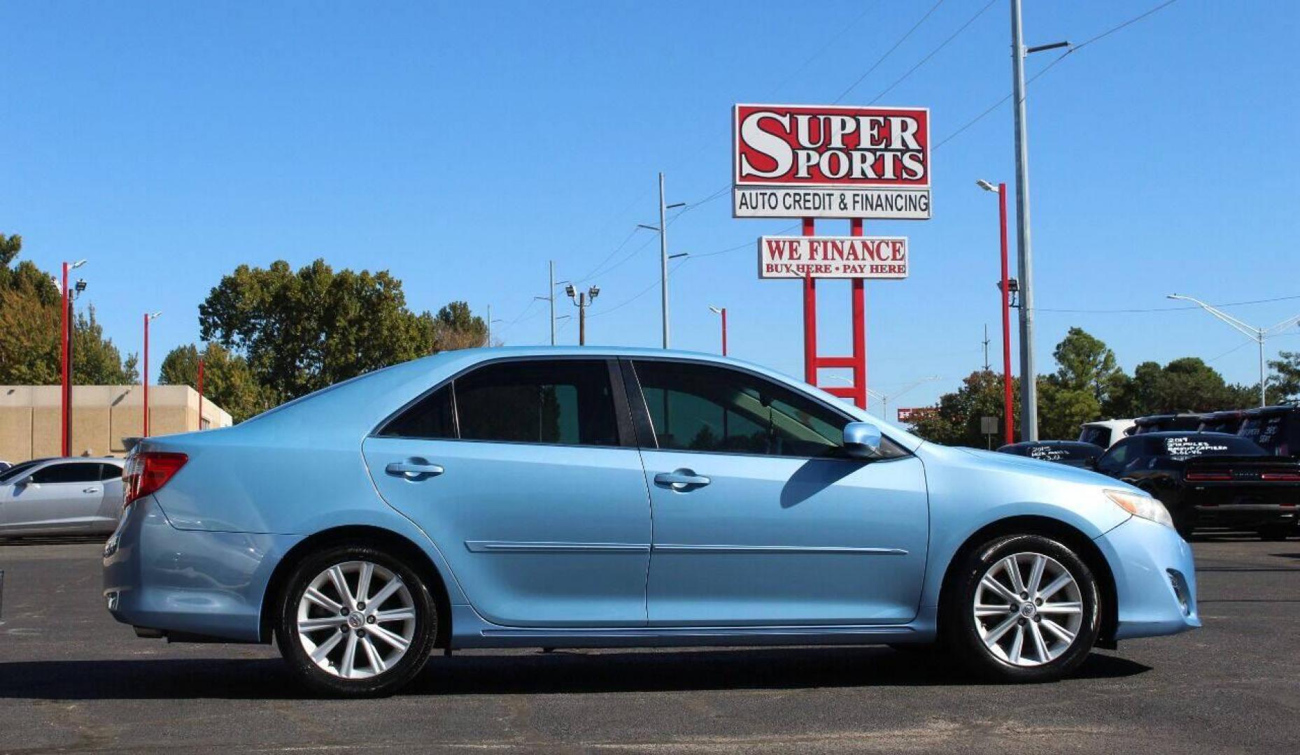 2013 Blue Toyota Camry XLE V6 (4T1BK1FK4DU) with an 3.5L V6 DOHC 24V engine, 6-Speed Automatic transmission, located at 4301 NW 39th , Oklahoma City, OK, 73112, (405) 949-5600, 35.512135, -97.598671 - NO DRIVERS LICENSE - NO FULL COVERAGE INSURANCE - NO CREDIT CHECK. COME ON OVER TO SUPERSPORTS AND TAKE A LOOK AND TEST DRIVE PLEASE GIVE US A CALL AT (405) 949-5600. NO LICENCIA DE MANEJAR - NO SEGURO DE COBERTURA TOTAL - NO VERIFICACION DE CREDITO. POR FAVOR VENGAN A SUPERSPORTS, ECHE - Photo#3