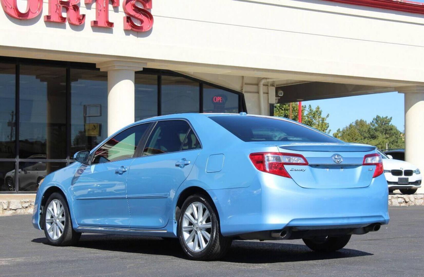 2013 Blue Toyota Camry XLE V6 (4T1BK1FK4DU) with an 3.5L V6 DOHC 24V engine, 6-Speed Automatic transmission, located at 4301 NW 39th , Oklahoma City, OK, 73112, (405) 949-5600, 35.512135, -97.598671 - NO DRIVERS LICENSE - NO FULL COVERAGE INSURANCE - NO CREDIT CHECK. COME ON OVER TO SUPERSPORTS AND TAKE A LOOK AND TEST DRIVE PLEASE GIVE US A CALL AT (405) 949-5600. NO LICENCIA DE MANEJAR - NO SEGURO DE COBERTURA TOTAL - NO VERIFICACION DE CREDITO. POR FAVOR VENGAN A SUPERSPORTS, ECHE - Photo#5