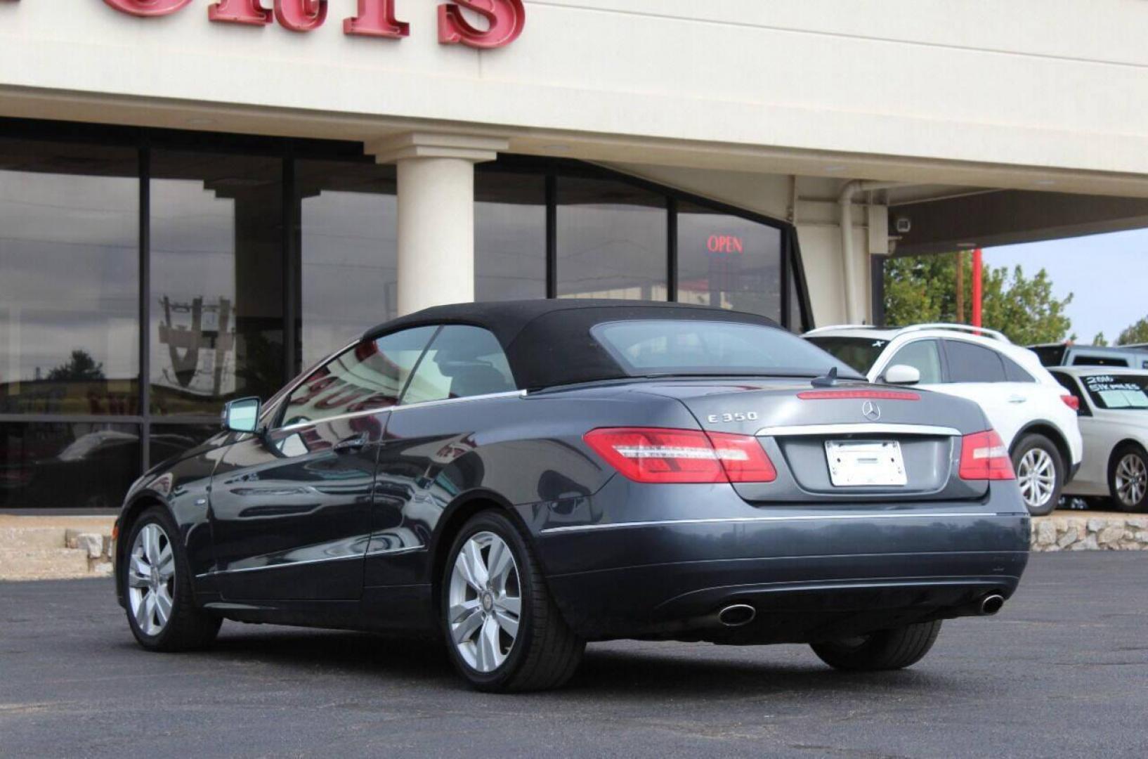 2012 Gray Mercedes-Benz E-Class E350 Cabriolet (WDDKK5KF9CF) with an 3.5L V6 DOHC 24V engine, 7-Speed Automatic transmission, located at 4301 NW 39th , Oklahoma City, OK, 73112, (405) 949-5600, 35.512135, -97.598671 - NO DRIVERS LICENSE - NO FULL COVERAGE INSURANCE - NO CREDIT CHECK. COME ON OVER TO SUPERSPORTS AND TAKE A LOOK AND TEST DRIVE PLEASE GIVE US A CALL AT (405) 949-5600. NO LICENCIA DE MANEJAR - NO SEGURO DE COBERTURA TOTAL - NO VERIFICACION DE CREDITO. POR FAVOR VENGAN A SUPERSPOR - Photo#4