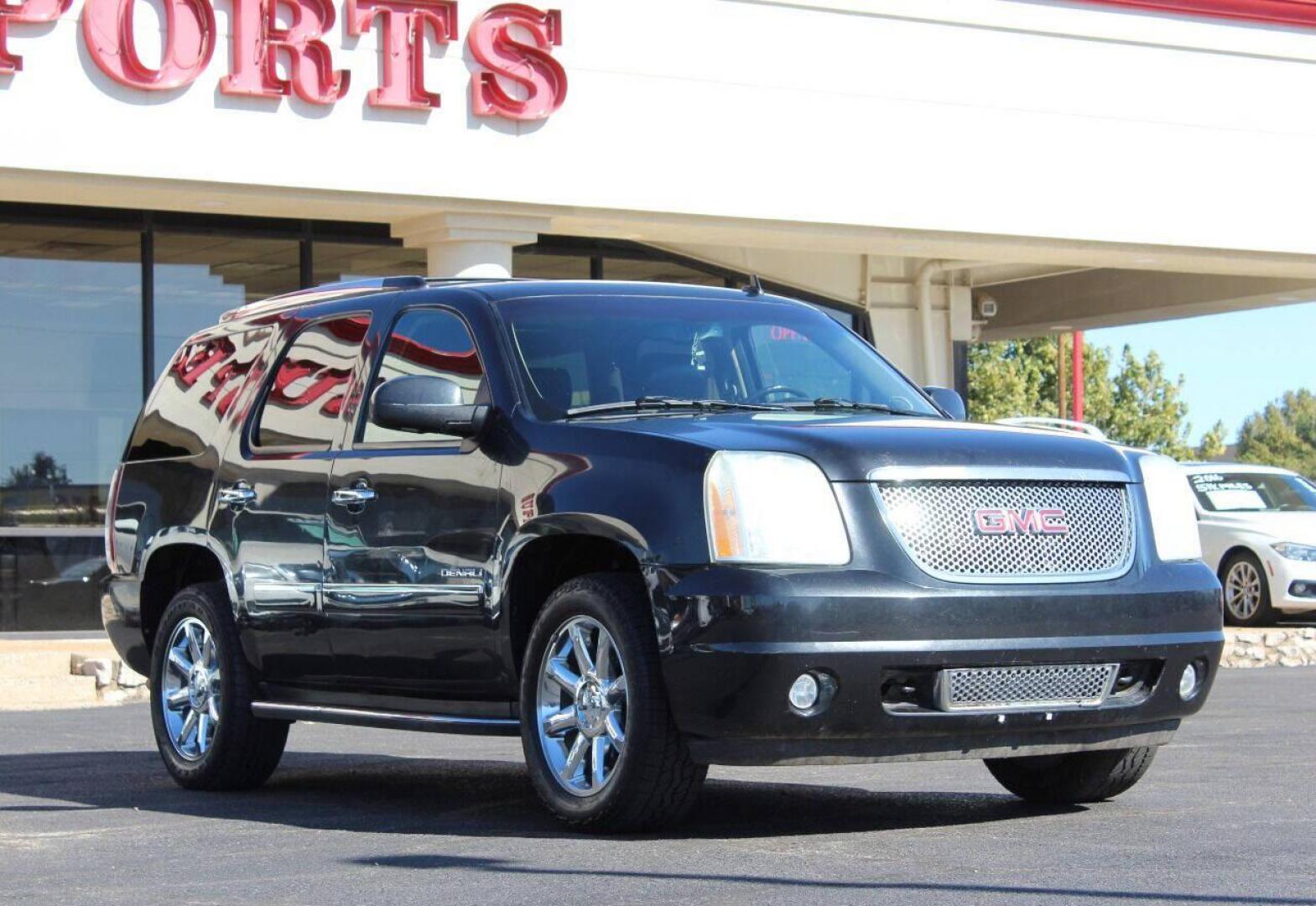 2011 Black GMC Yukon Denali 4WD (1GKS2EEF2BR) with an 6.2L V8 OHV 16V engine, 4-Speed Automatic transmission, located at 4301 NW 39th , Oklahoma City, OK, 73112, (405) 949-5600, 35.512135, -97.598671 - NO DRIVERS LICENCE NO - FULL COVERAGE INSURANCE - NO CREDIT CHECK. COME ON OVER TO SUPERSPORTS AND TAKE A LOOK AND TEST DRIVE PLEASE GIVE US A CALL AT (405) 949-5600. NO LICENCIA DE MANEJAR - NO SEGURO DE COBERTURA TOTAL - NO VERIFICACION DE CREDITO. POR FAVOR VENGAN A SUPERSPORTS, ECHE UN VIST - Photo#2