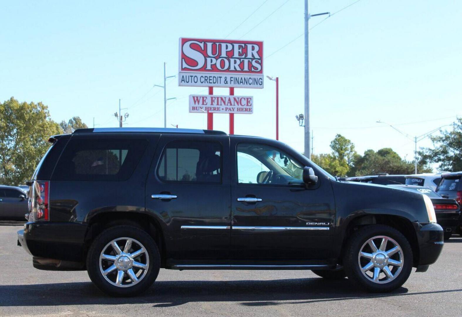 2011 Black GMC Yukon Denali 4WD (1GKS2EEF2BR) with an 6.2L V8 OHV 16V engine, 4-Speed Automatic transmission, located at 4301 NW 39th , Oklahoma City, OK, 73112, (405) 949-5600, 35.512135, -97.598671 - NO DRIVERS LICENCE NO - FULL COVERAGE INSURANCE - NO CREDIT CHECK. COME ON OVER TO SUPERSPORTS AND TAKE A LOOK AND TEST DRIVE PLEASE GIVE US A CALL AT (405) 949-5600. NO LICENCIA DE MANEJAR - NO SEGURO DE COBERTURA TOTAL - NO VERIFICACION DE CREDITO. POR FAVOR VENGAN A SUPERSPORTS, ECHE UN VIST - Photo#3