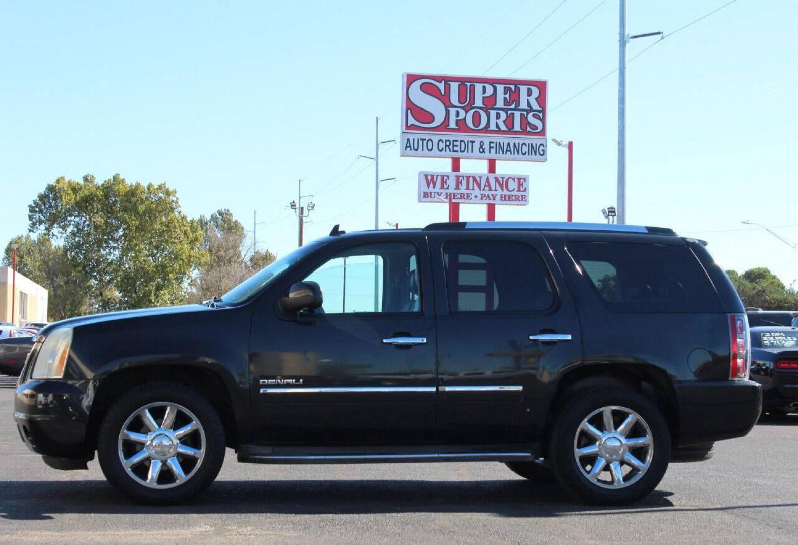 2011 Black GMC Yukon Denali 4WD (1GKS2EEF2BR) with an 6.2L V8 OHV 16V engine, 4-Speed Automatic transmission, located at 4301 NW 39th , Oklahoma City, OK, 73112, (405) 949-5600, 35.512135, -97.598671 - NO DRIVERS LICENCE NO - FULL COVERAGE INSURANCE - NO CREDIT CHECK. COME ON OVER TO SUPERSPORTS AND TAKE A LOOK AND TEST DRIVE PLEASE GIVE US A CALL AT (405) 949-5600. NO LICENCIA DE MANEJAR - NO SEGURO DE COBERTURA TOTAL - NO VERIFICACION DE CREDITO. POR FAVOR VENGAN A SUPERSPORTS, ECHE UN VIST - Photo#6