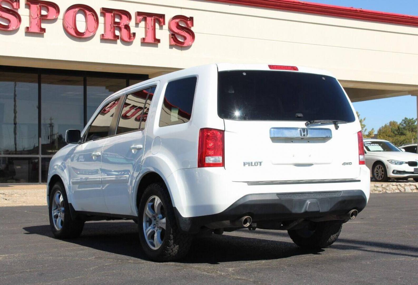 2015 White Honda Pilot EX-L 4WD 5-Spd AT (5FNYF4H5XFB) with an 3.5L V6 SOHC 24V engine, 5-Speed Automatic transmission, located at 4301 NW 39th , Oklahoma City, OK, 73112, (405) 949-5600, 35.512135, -97.598671 - Photo#5