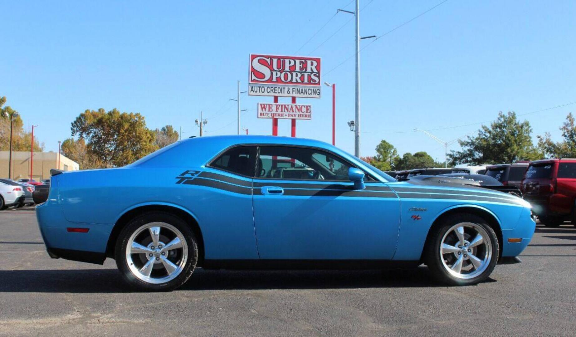 2010 Blue Dodge Challenger R/T (2B3CJ5DT2AH) with an 5.7L V8 OHV 16V engine, 4-Speed Automatic transmission, located at 4301 NW 39th , Oklahoma City, OK, 73112, (405) 949-5600, 35.512135, -97.598671 - NO DRIVERS LICENSE - NO FULL COVERAGE INSURANCE - NO CREDIT CHECK. COME ON OVER TO SUPERSPORTS AND TAKE A LOOK AND TEST DRIVE. PLEASE GIVE US A CALL AT (405) 949-5600. NO LICENCIA DE MANEJAR - NO SEGURO DE COBERTURA TOTAL - NO VERIFICACION DE CREDITO. POR FAVOR VENGAN A SUPERSPORTS, ECH - Photo#3