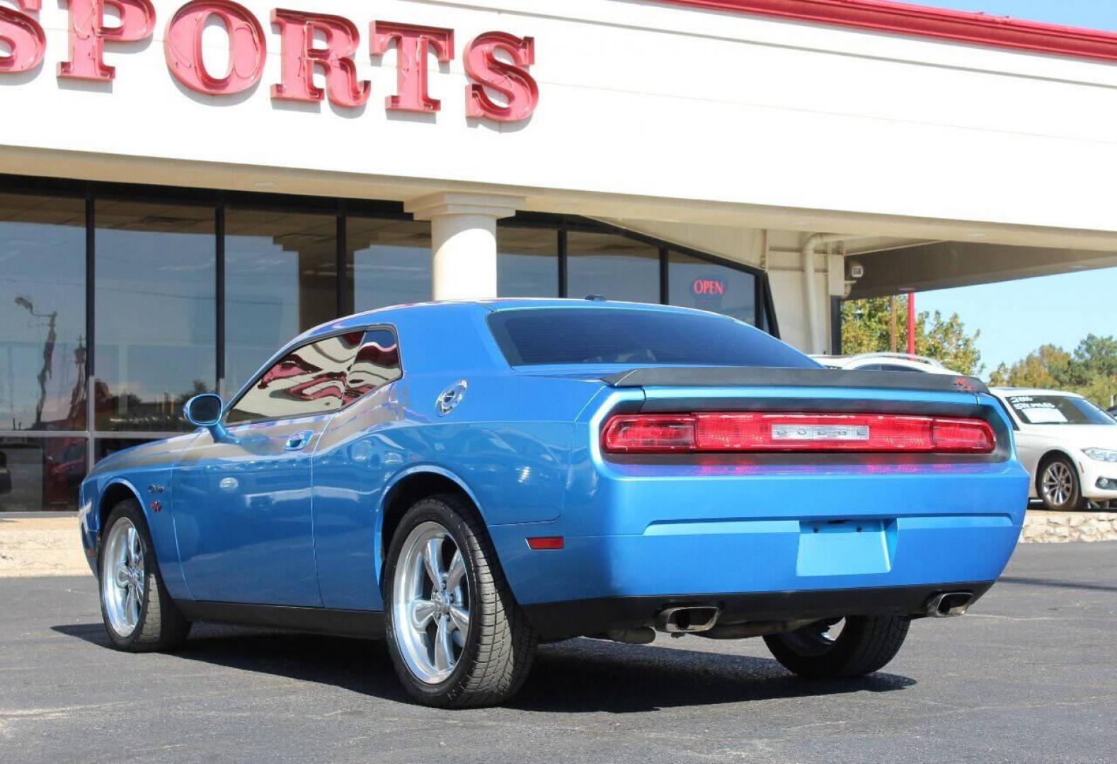 2010 Blue Dodge Challenger R/T (2B3CJ5DT2AH) with an 5.7L V8 OHV 16V engine, 4-Speed Automatic transmission, located at 4301 NW 39th , Oklahoma City, OK, 73112, (405) 949-5600, 35.512135, -97.598671 - NO DRIVERS LICENSE - NO FULL COVERAGE INSURANCE - NO CREDIT CHECK. COME ON OVER TO SUPERSPORTS AND TAKE A LOOK AND TEST DRIVE. PLEASE GIVE US A CALL AT (405) 949-5600. NO LICENCIA DE MANEJAR - NO SEGURO DE COBERTURA TOTAL - NO VERIFICACION DE CREDITO. POR FAVOR VENGAN A SUPERSPORTS, ECH - Photo#5