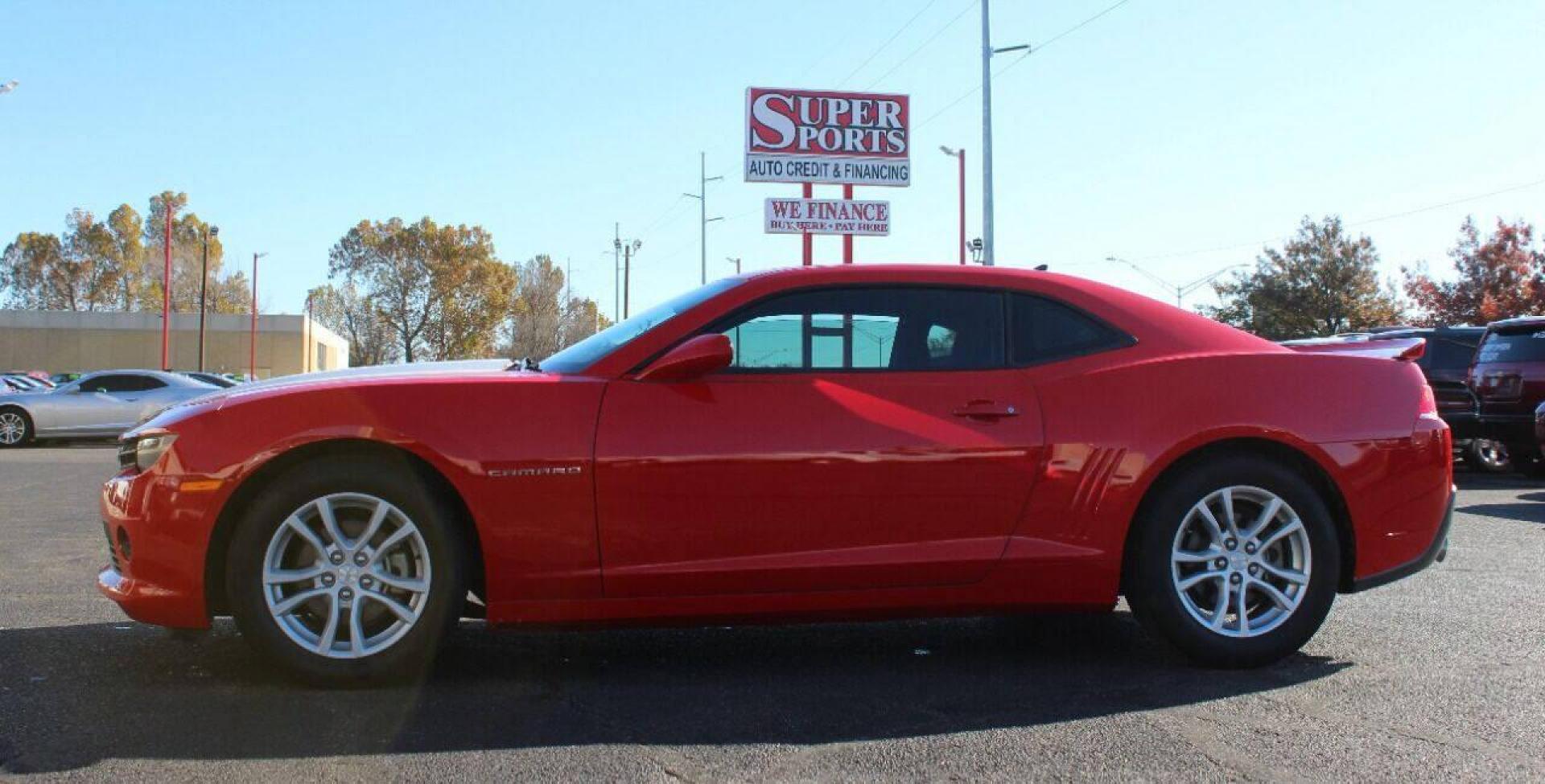 2014 Red Chevrolet Camaro (2G1FA1E38E9) with an 3.6L V6 3.6L V6 engine, Automatic 6-Speed transmission, located at 4301 NW 39th , Oklahoma City, OK, 73112, (405) 949-5600, 35.512135, -97.598671 - NO DRIVERS LICENSE - NO FULL COVERAGE INSURANCE - NO CREDIT CHECK. COME ON OVER TO SUPERSPORTS AND TAKE A LOOK AND TEST DRIVE PLEASE GIVE US A CALL AT (405) 949-5600. NO LICENCIA DE MANEJAR - NO SEGURO DE COBERTURA TOTAL - NO VERIFICACION DE CREDITO. POR FAVOR VENGAN A SUPERSPORTS, ECHE U - Photo#6