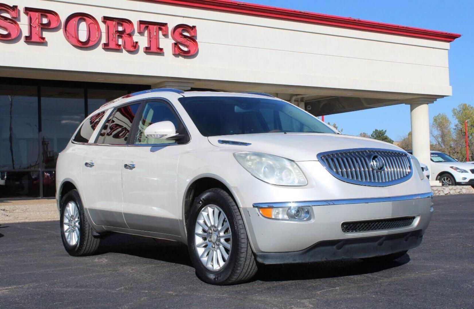 2012 White Buick Enclave Leather AWD (5GAKVCED6CJ) with an 3.6L V6 DOHC 24V engine, 6-Speed Automatic Overdrive transmission, located at 4301 NW 39th , Oklahoma City, OK, 73112, (405) 949-5600, 35.512135, -97.598671 - Photo#0