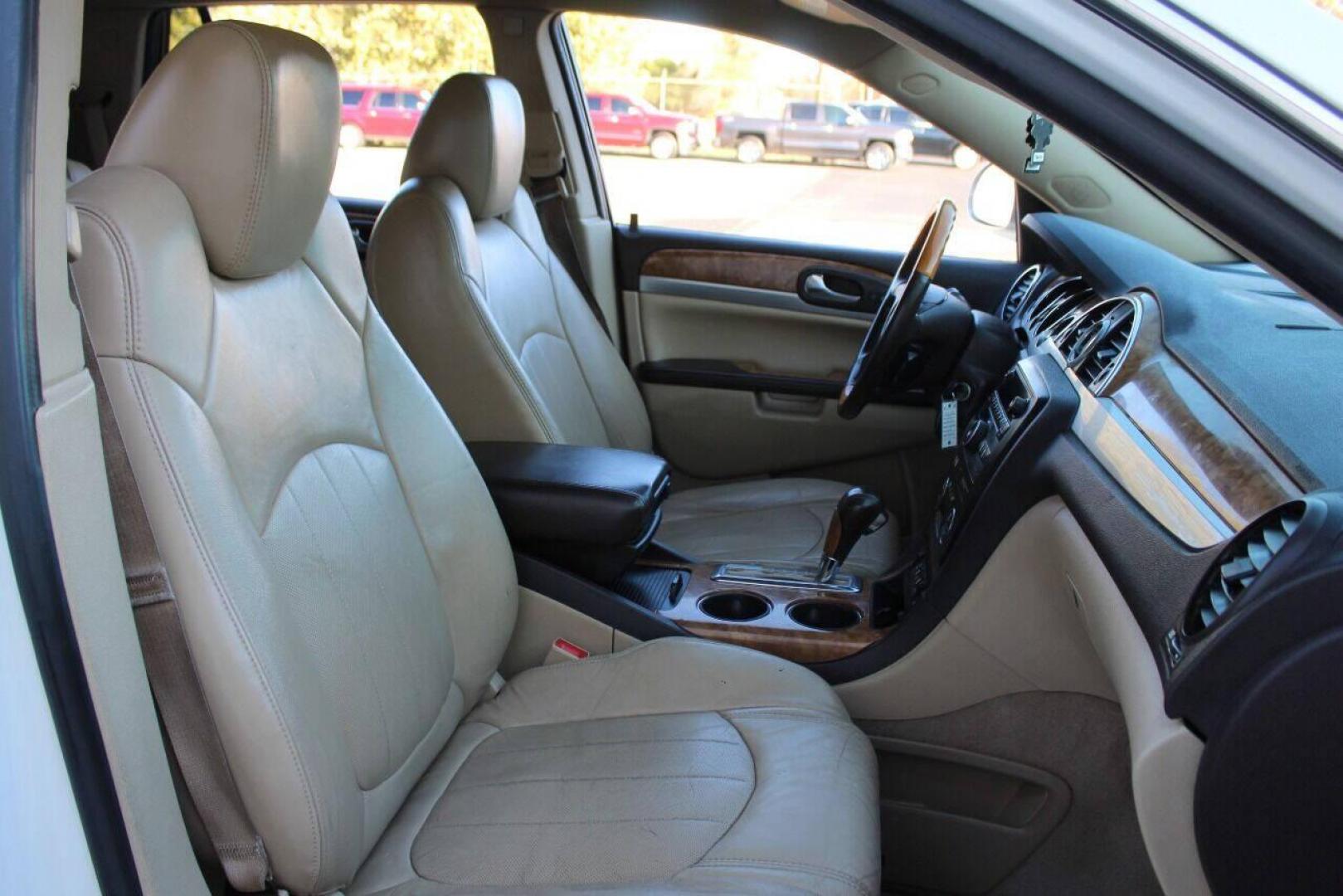 2012 White Buick Enclave Leather AWD (5GAKVCED6CJ) with an 3.6L V6 DOHC 24V engine, 6-Speed Automatic Overdrive transmission, located at 4301 NW 39th , Oklahoma City, OK, 73112, (405) 949-5600, 35.512135, -97.598671 - Photo#9