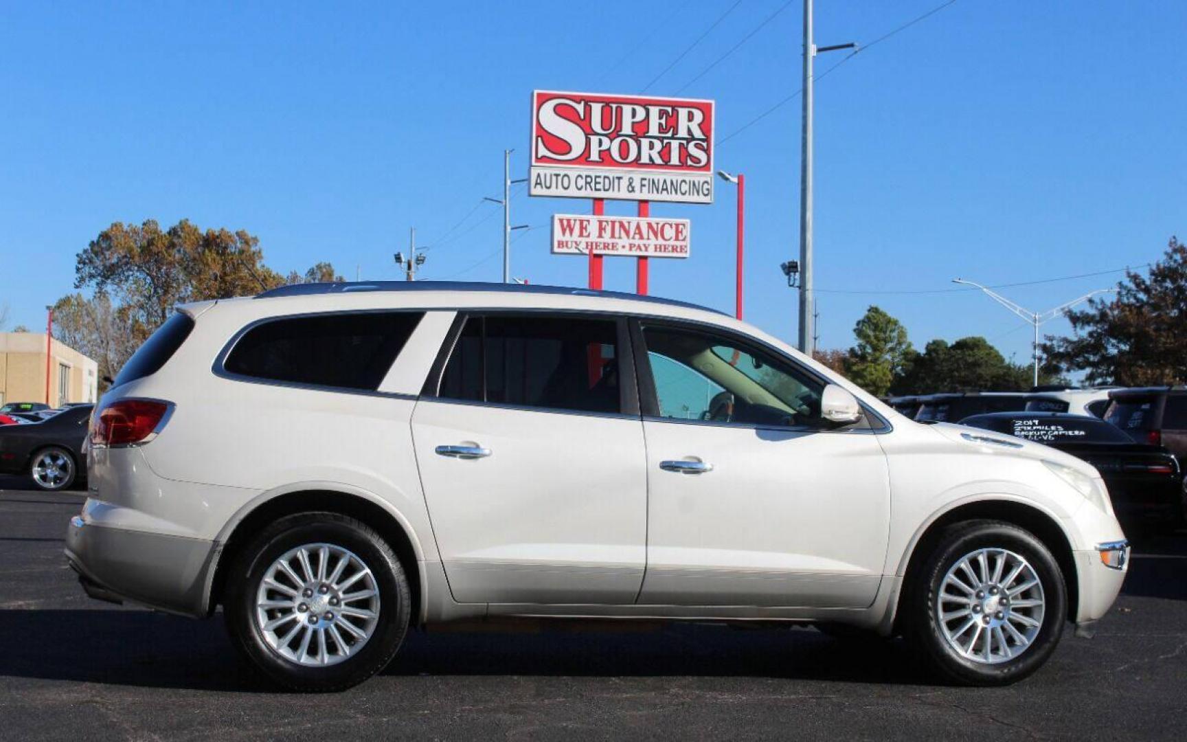 2012 White Buick Enclave Leather AWD (5GAKVCED6CJ) with an 3.6L V6 DOHC 24V engine, 6-Speed Automatic Overdrive transmission, located at 4301 NW 39th , Oklahoma City, OK, 73112, (405) 949-5600, 35.512135, -97.598671 - Photo#3